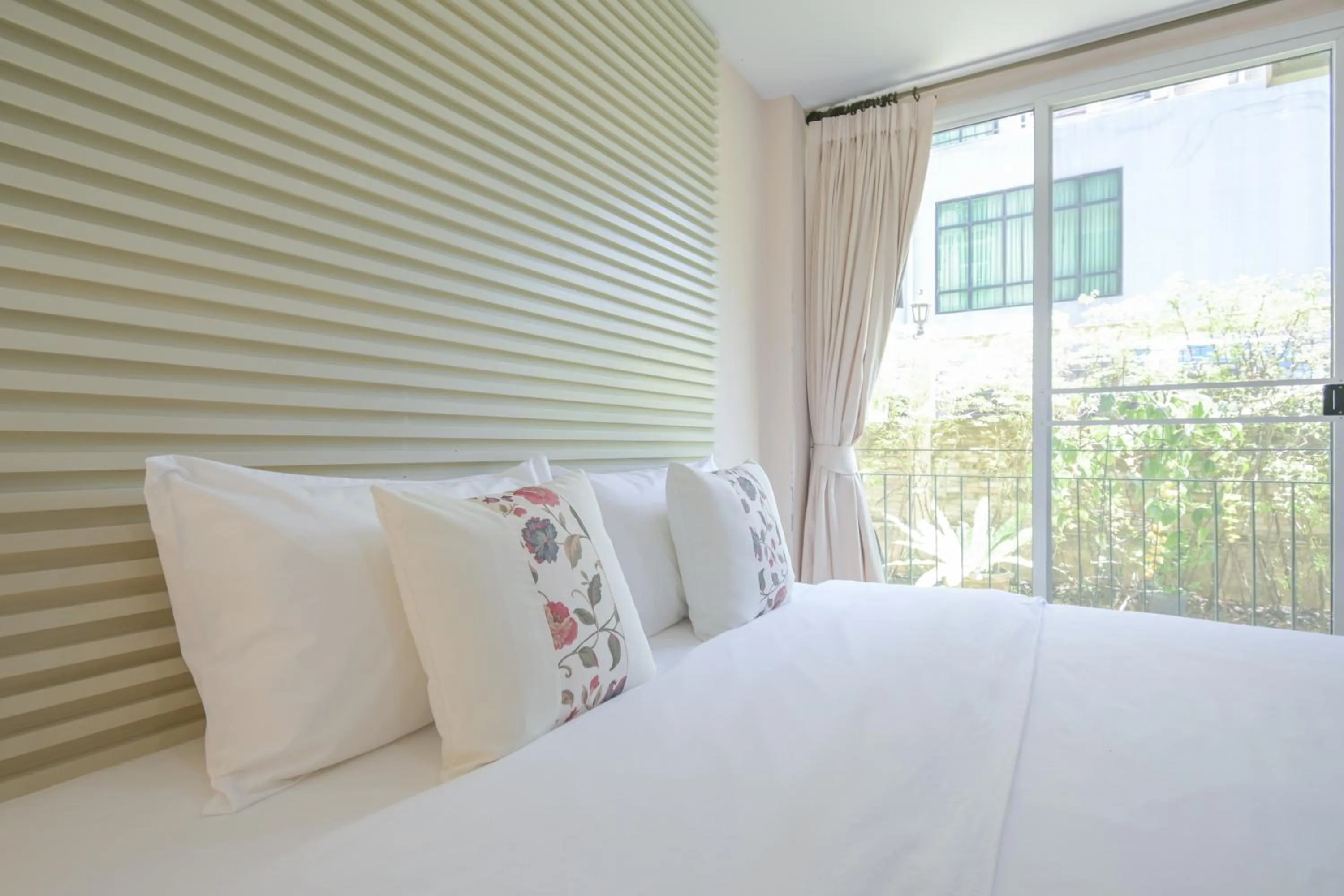 Bed in Shamrock Hotel Pattaya