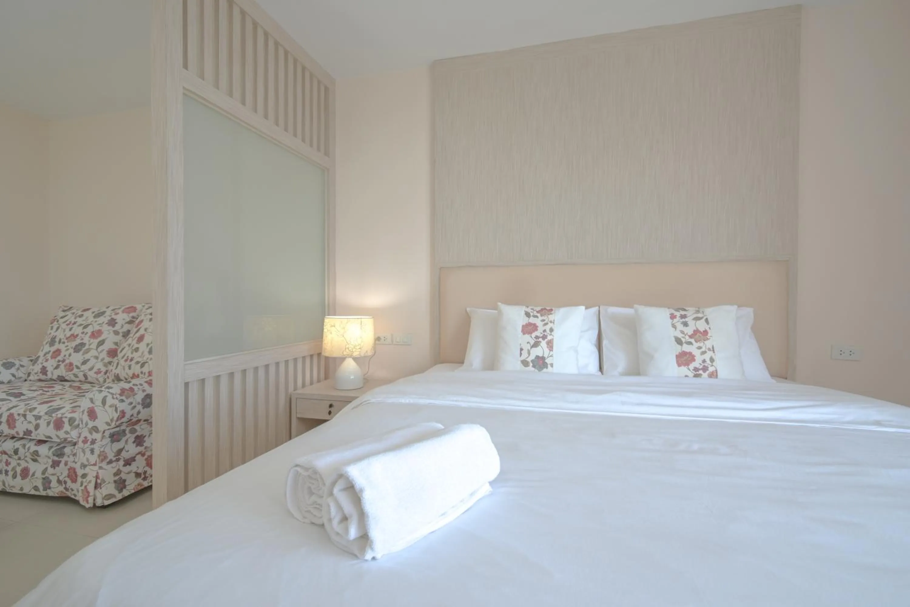 Bed in Shamrock Hotel Pattaya