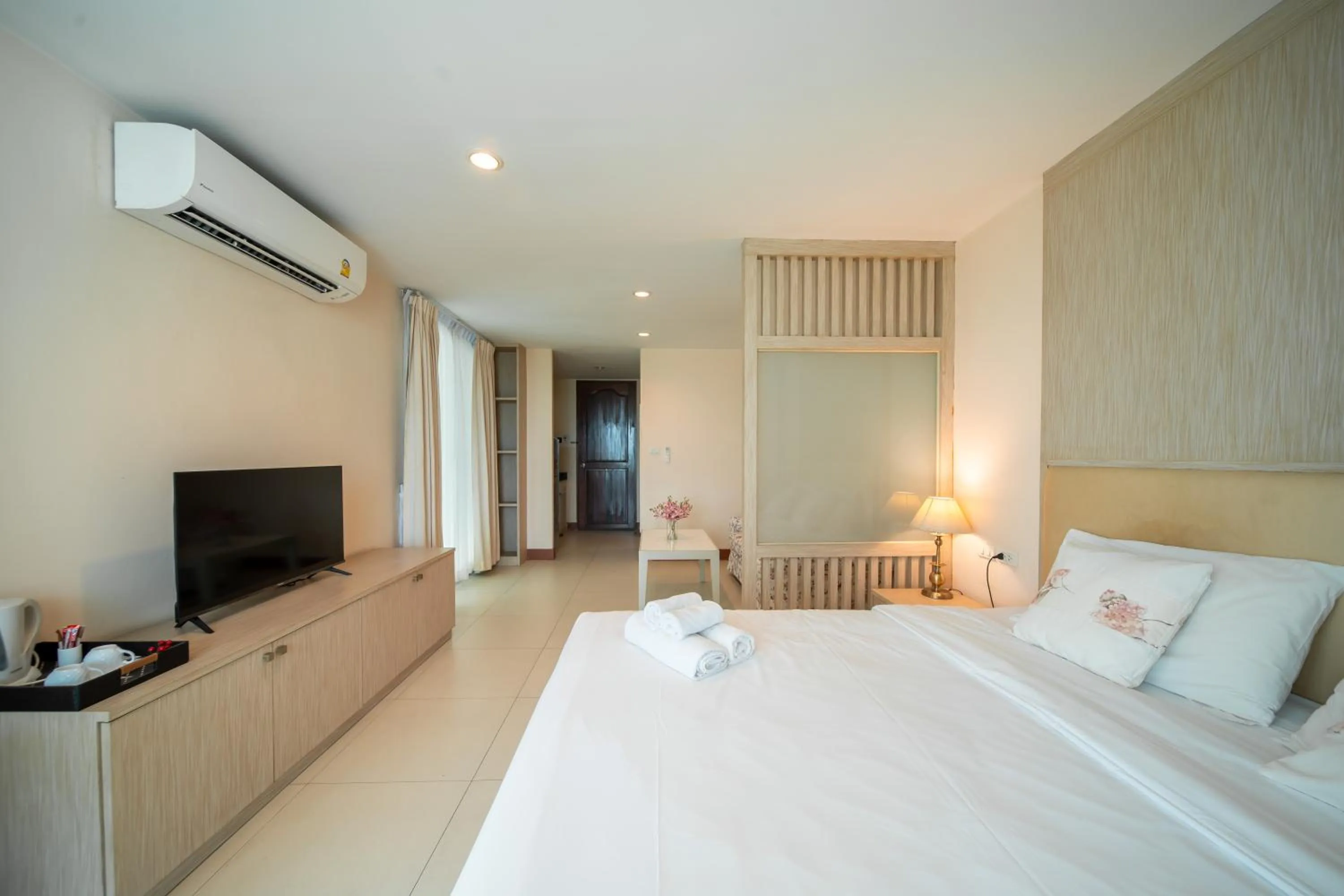 Bed in Shamrock Hotel Pattaya