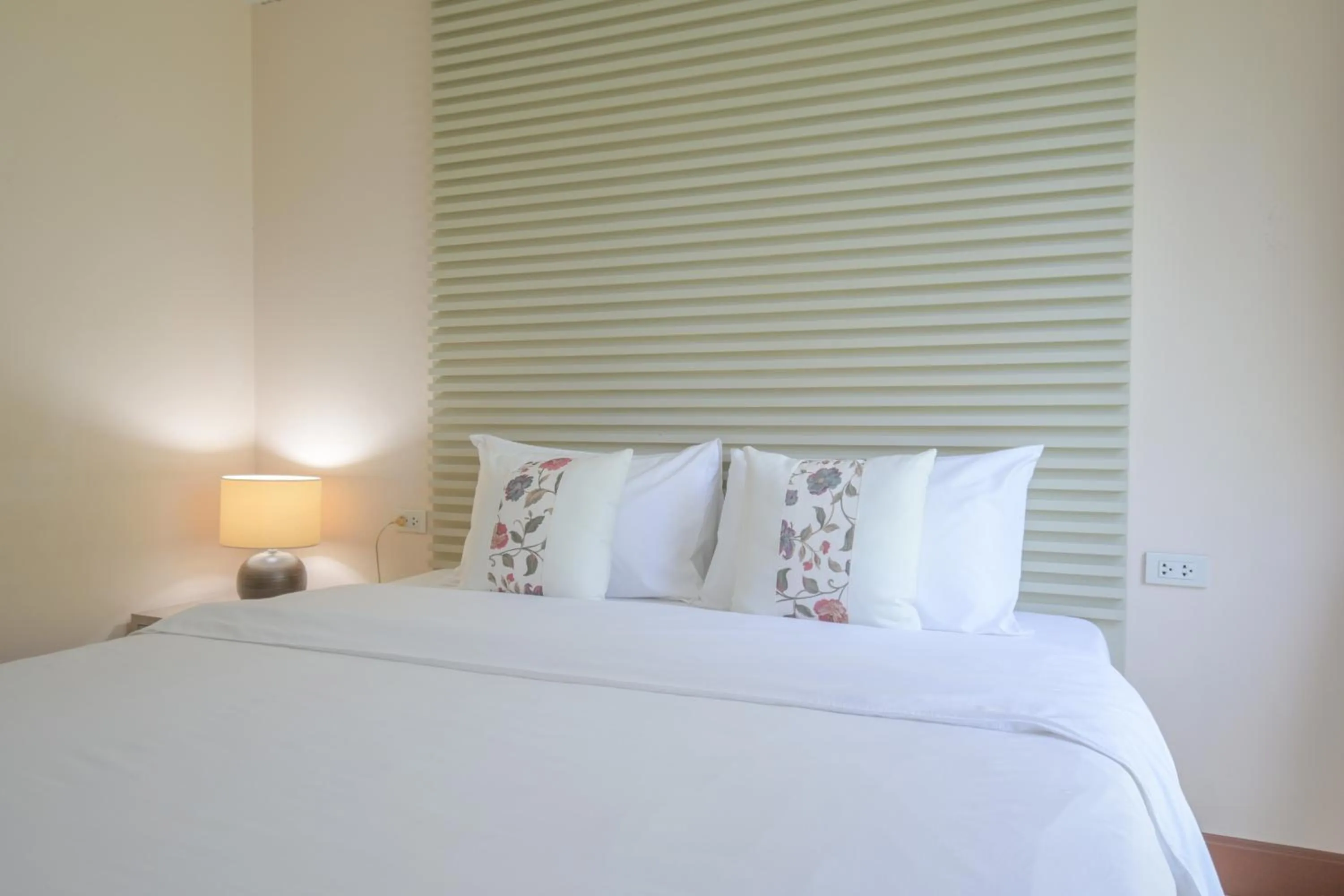 Bed in Shamrock Hotel Pattaya