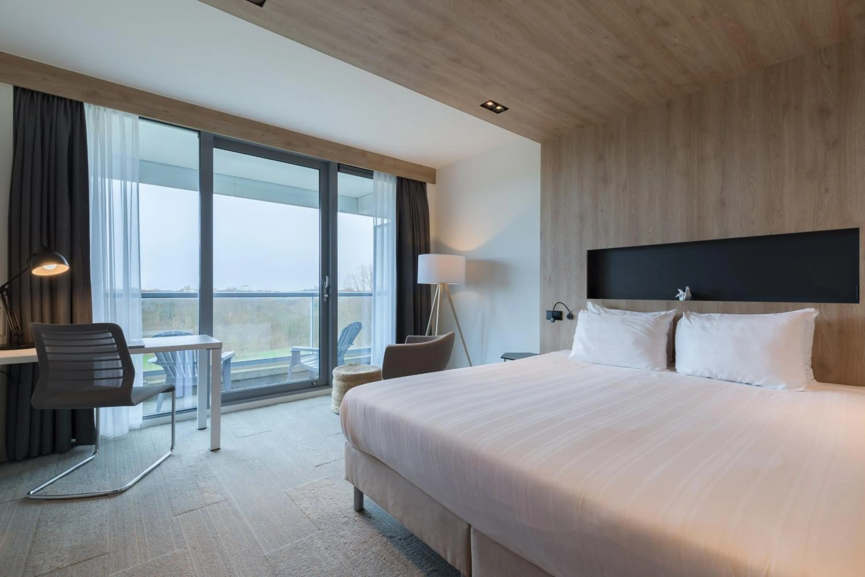 Facade/entrance, Bed in Leonardo Royal Hotel Den Haag Promenade