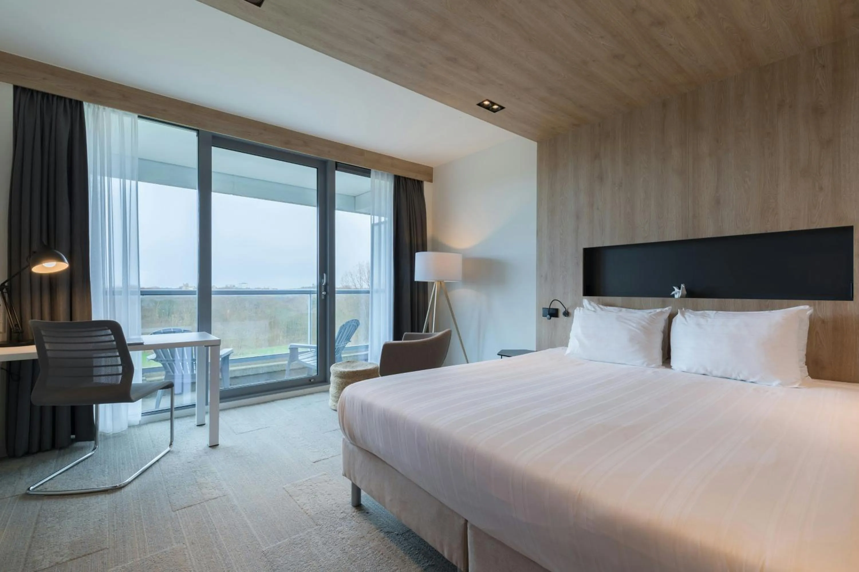 Facade/entrance, Bed in Leonardo Royal Hotel Den Haag Promenade