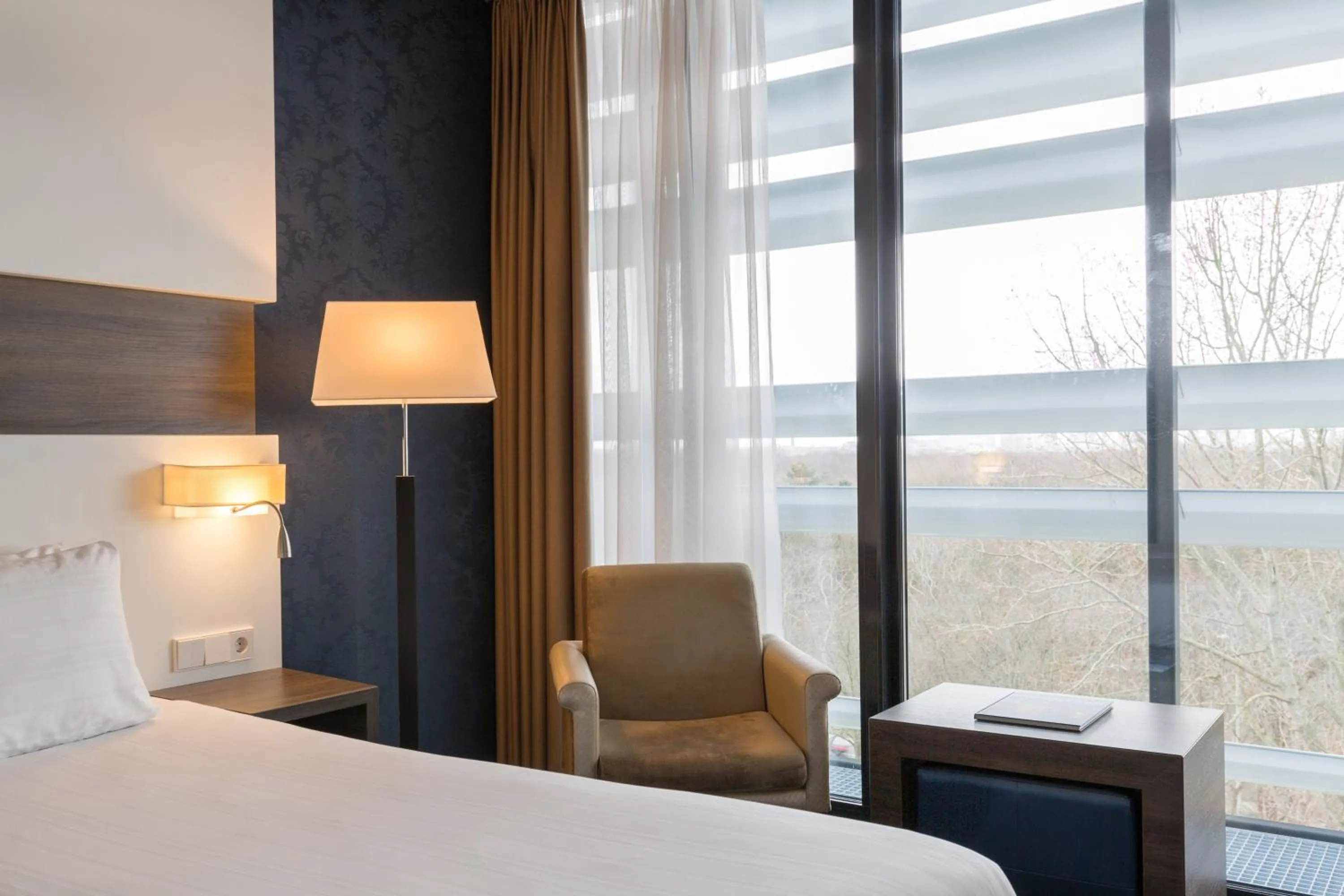 Facade/entrance, Bed in Leonardo Royal Hotel Den Haag Promenade