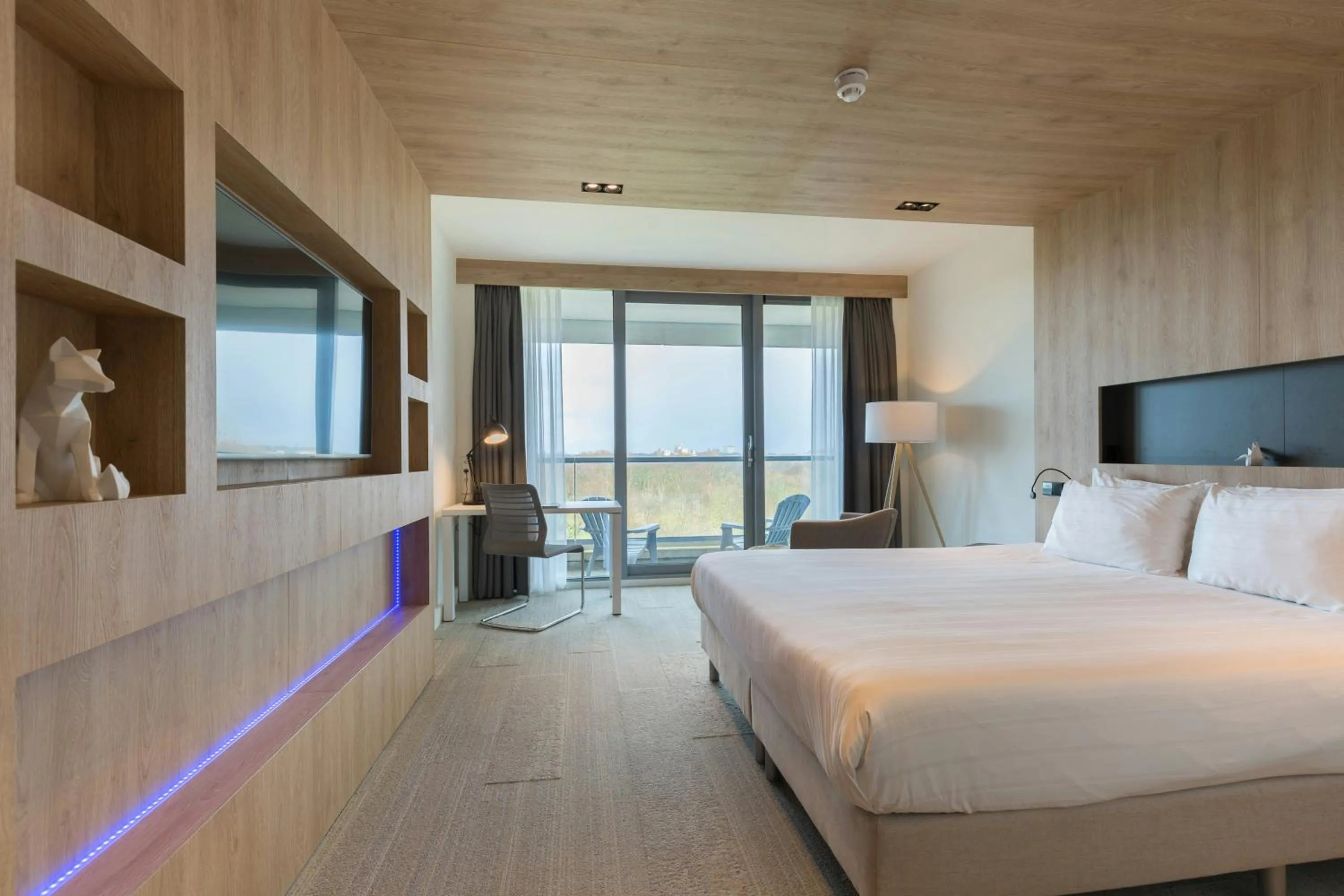 Facade/entrance, Bed in Leonardo Royal Hotel Den Haag Promenade