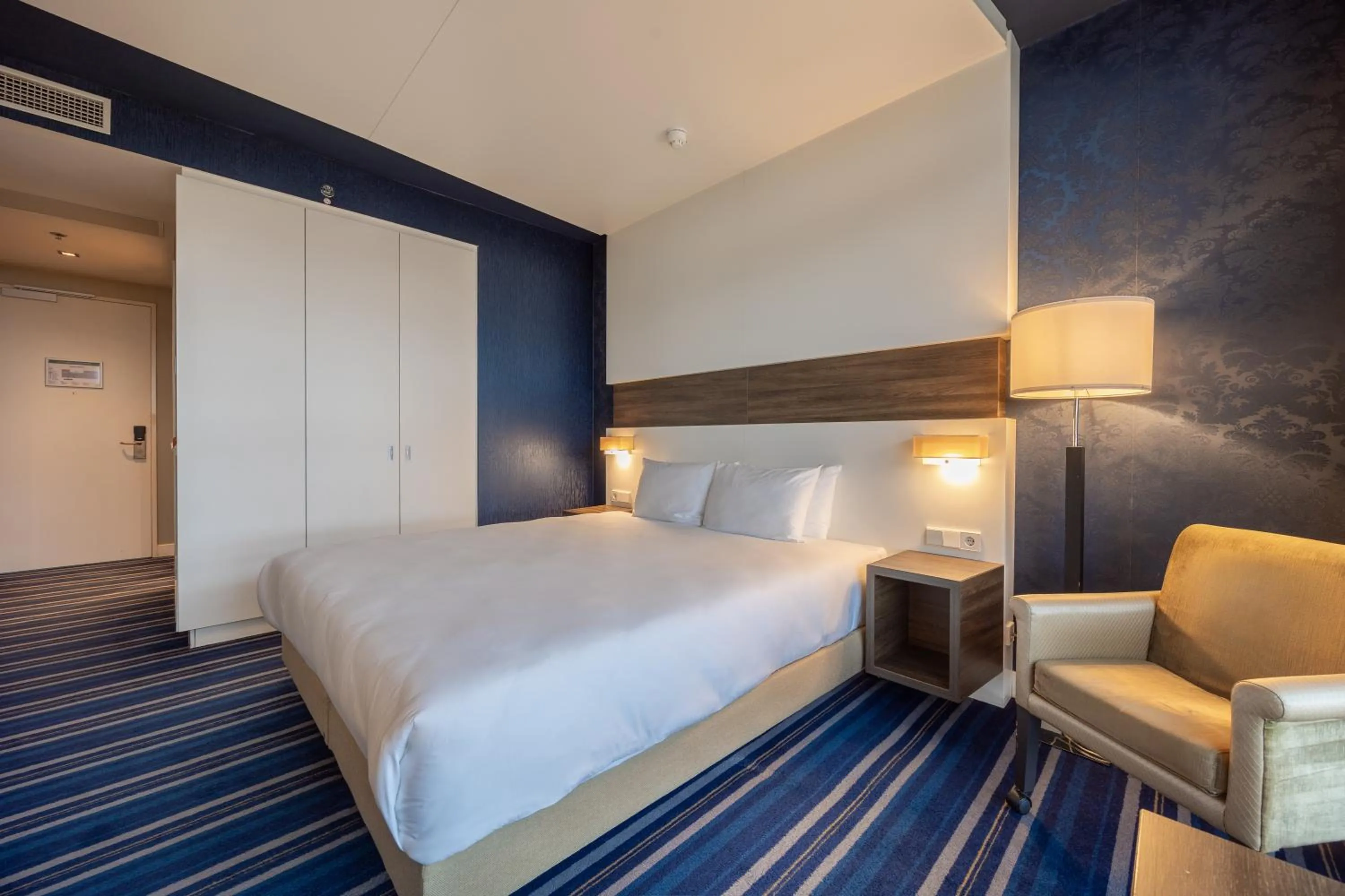 Bed in Leonardo Royal Hotel Den Haag Promenade