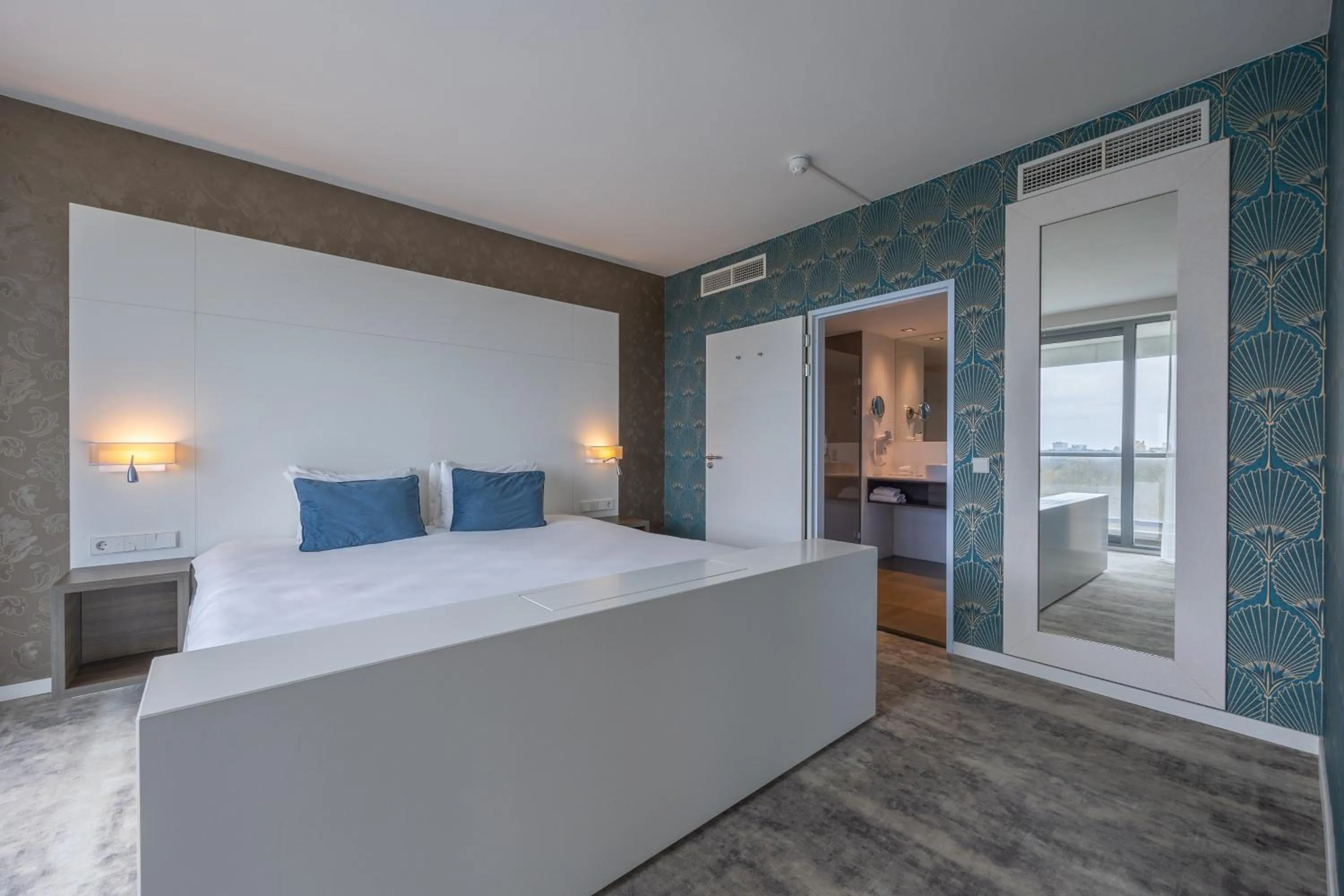 Bedroom, Bed in Leonardo Royal Hotel Den Haag Promenade