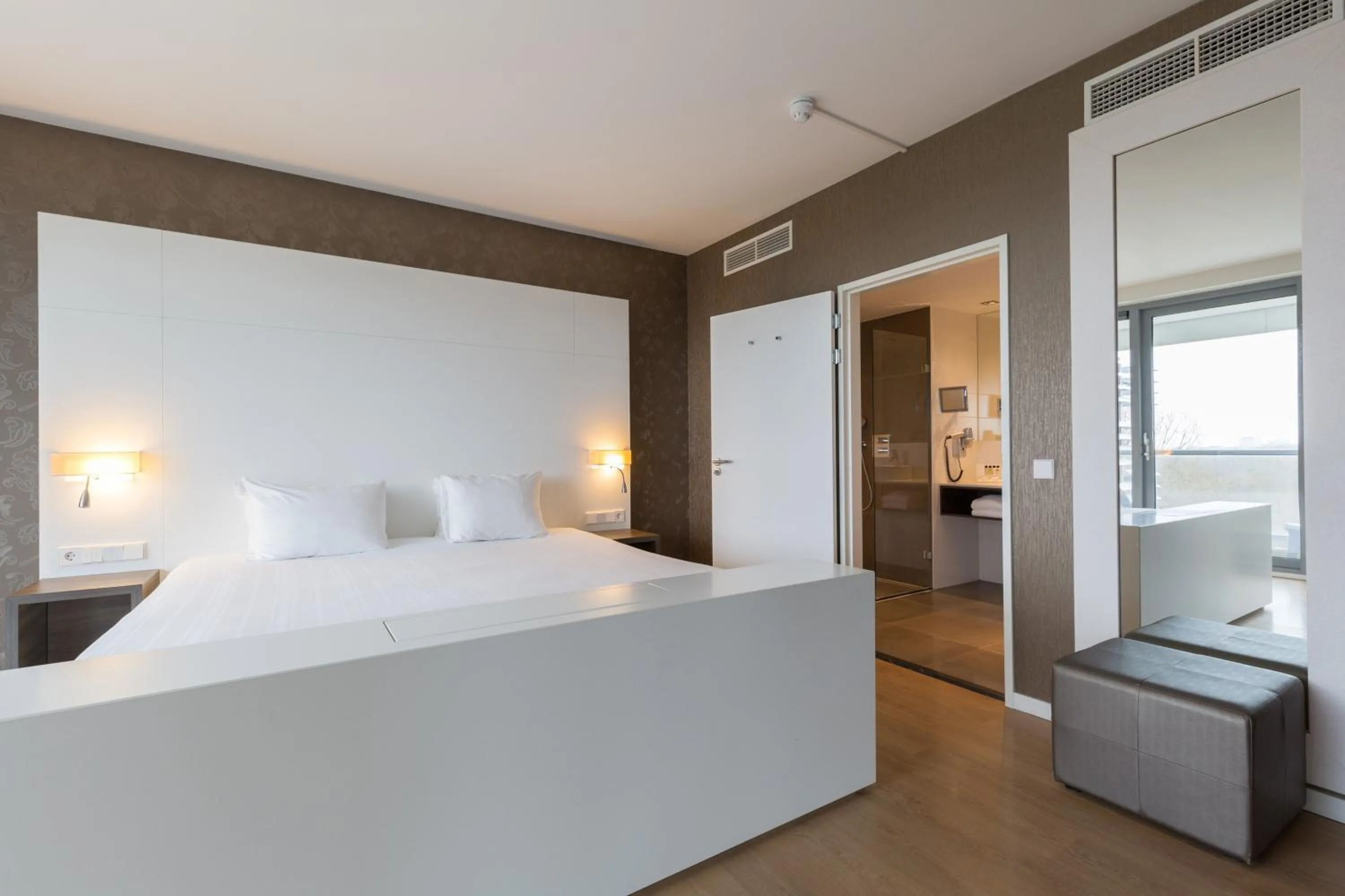 Photo of the whole room, Bed in Leonardo Royal Hotel Den Haag Promenade