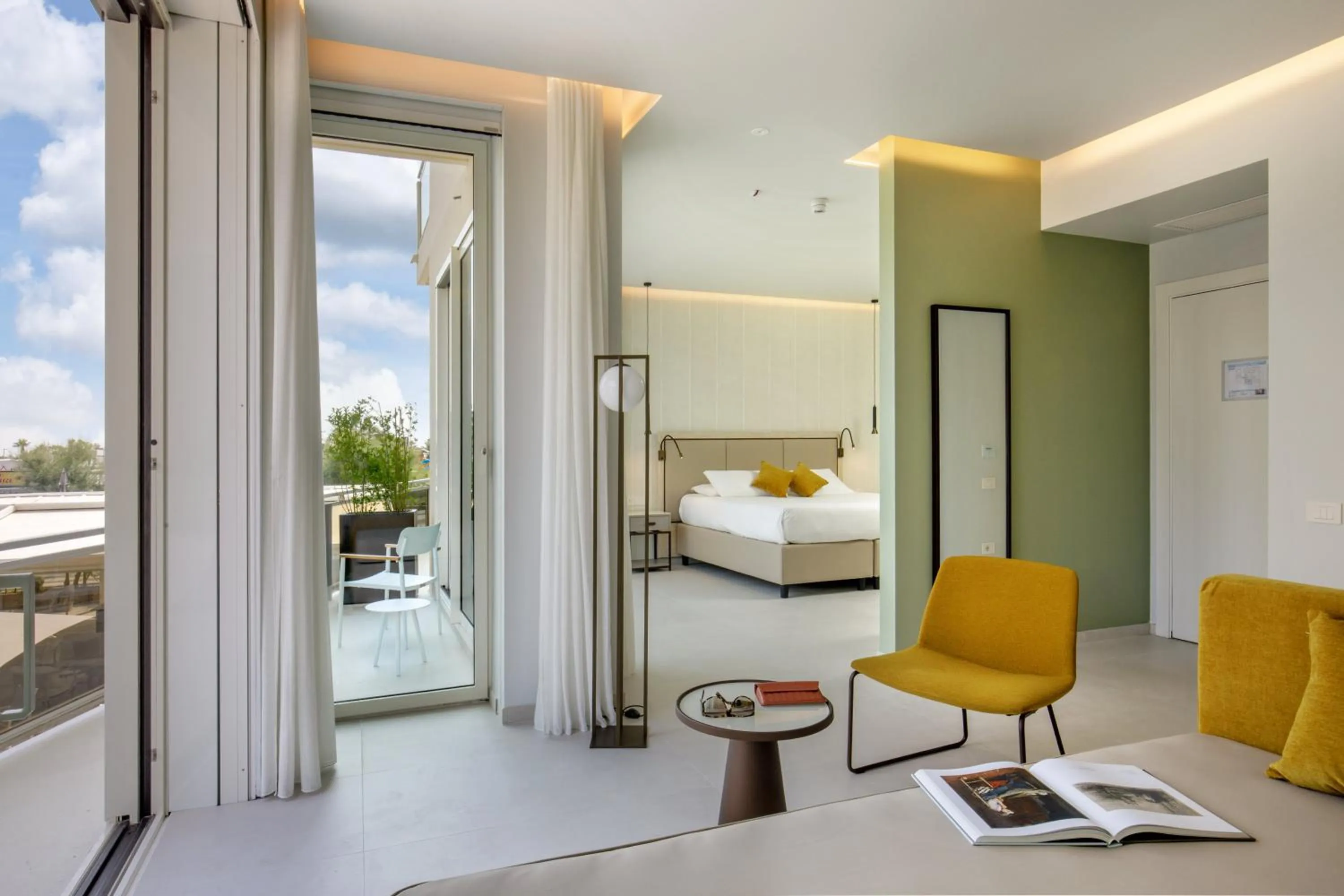 Balcony/Terrace, Bed in Ambasciatori Suite Hotel