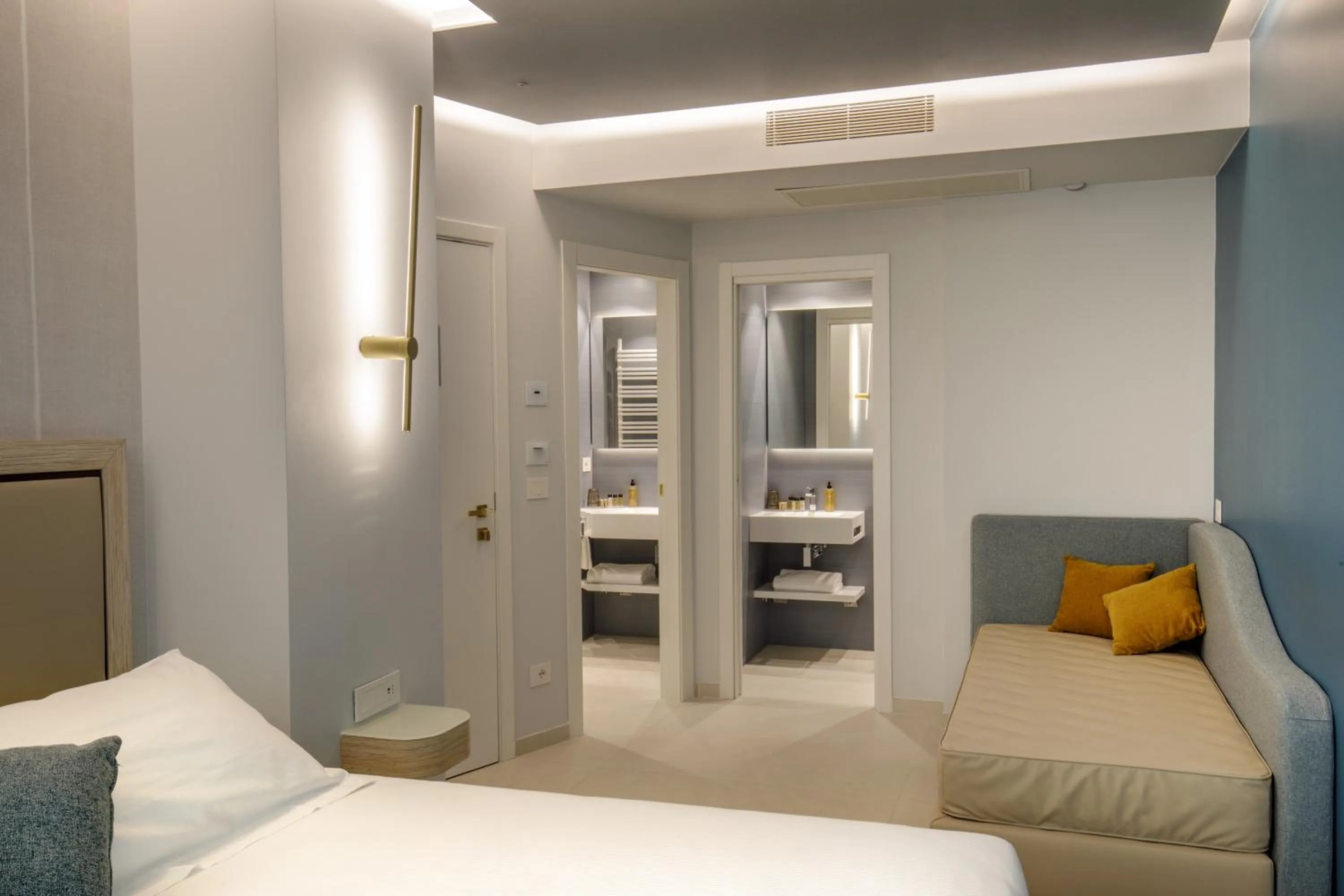 Bathroom, Bed in Ambasciatori Suite Hotel