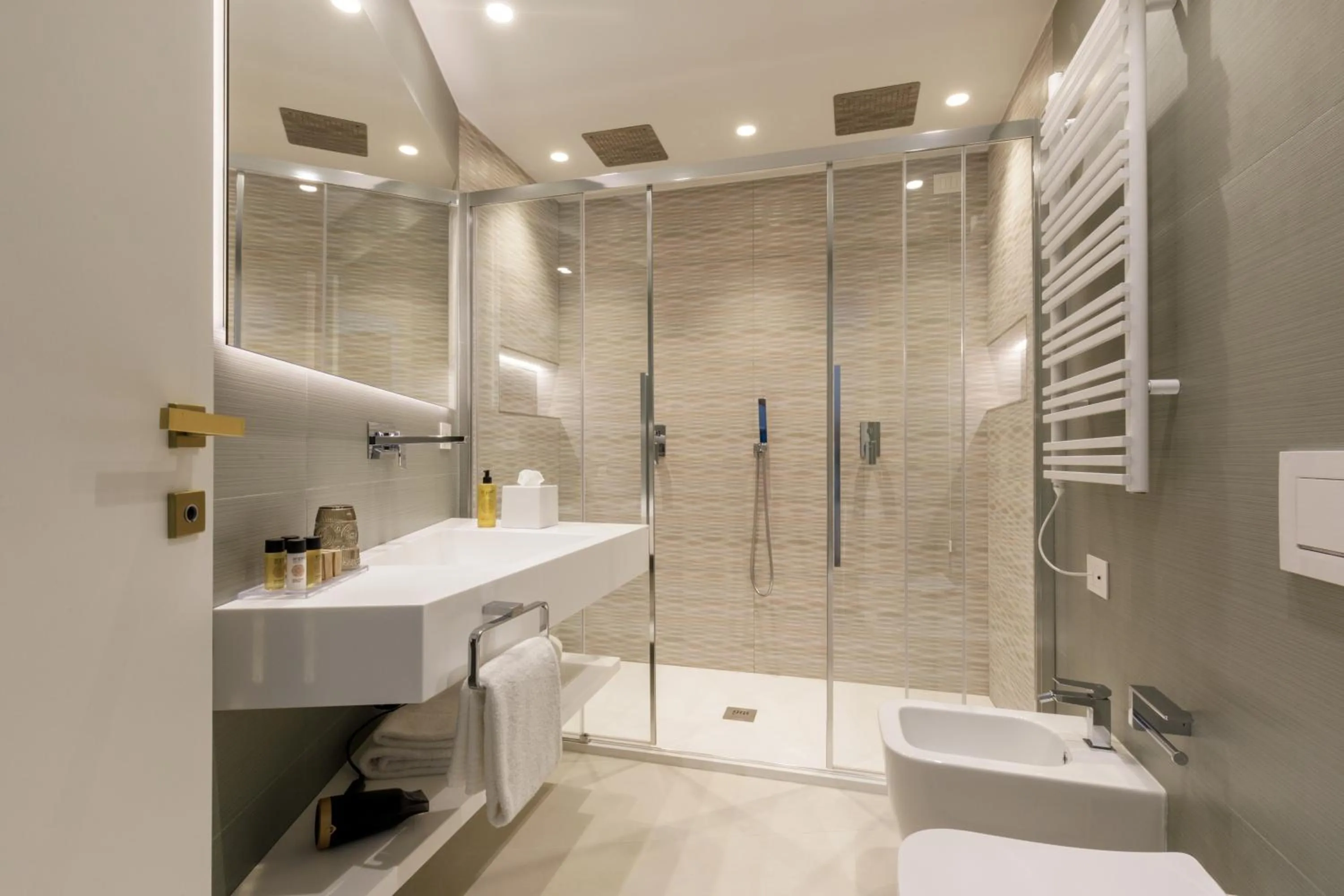 Shower in Ambasciatori Suite Hotel