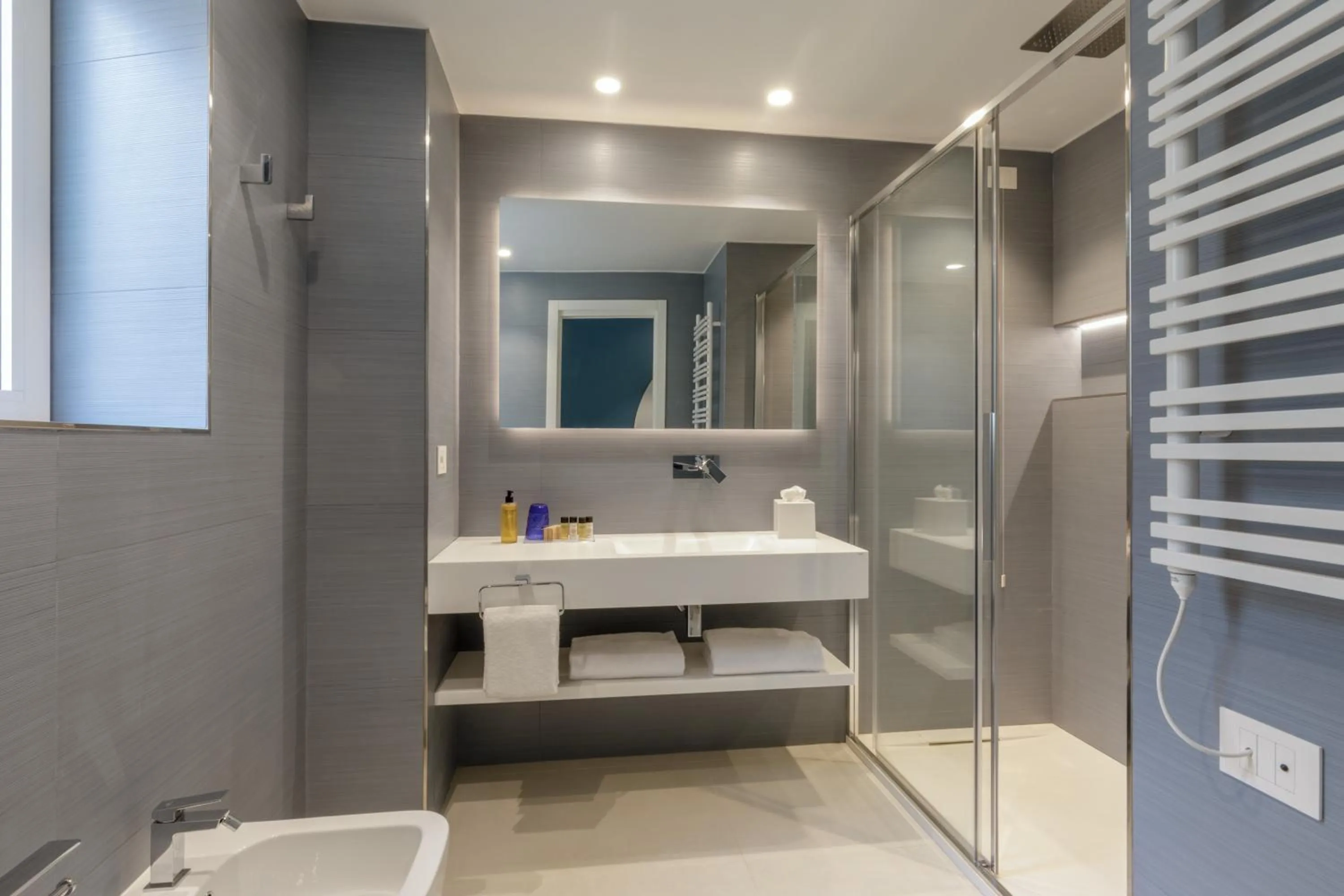 Shower in Ambasciatori Suite Hotel