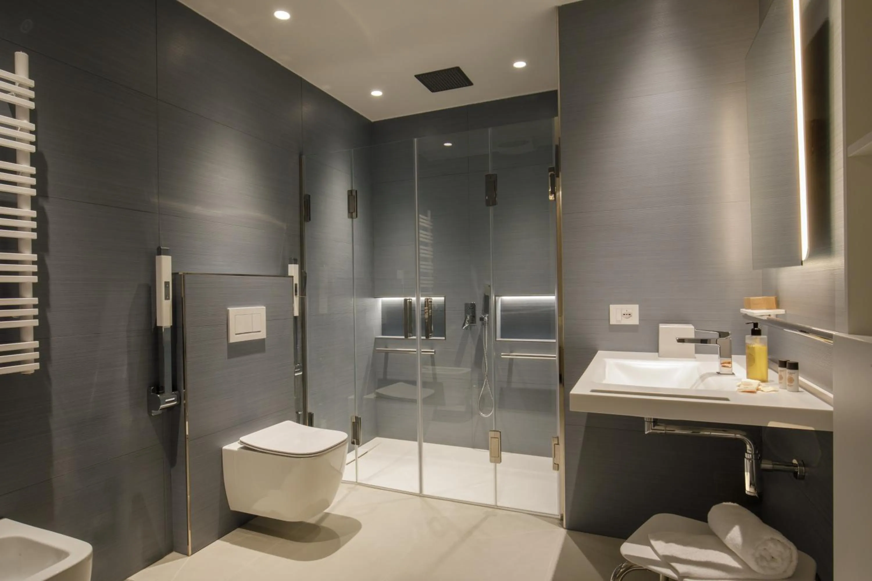 Shower in Ambasciatori Suite Hotel