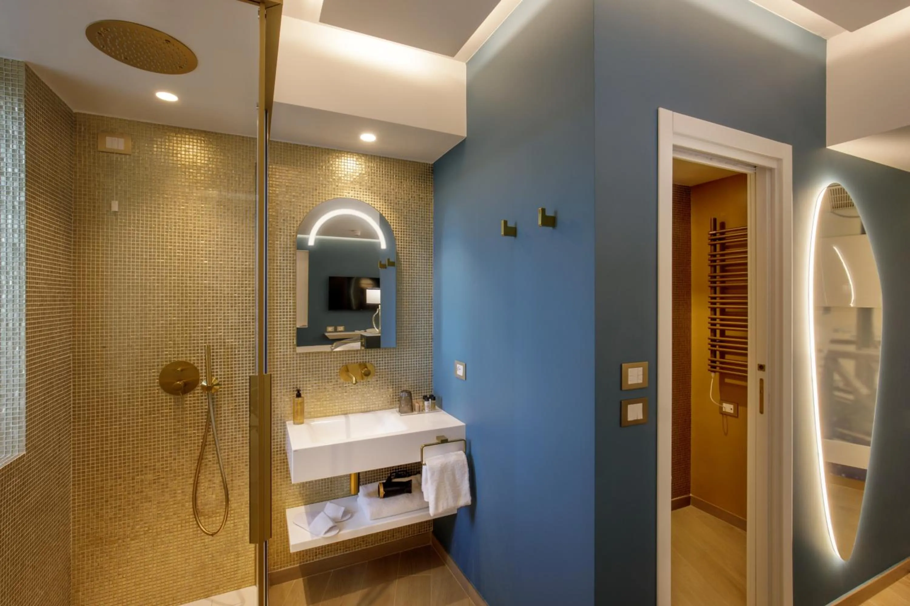 Shower in Ambasciatori Suite Hotel