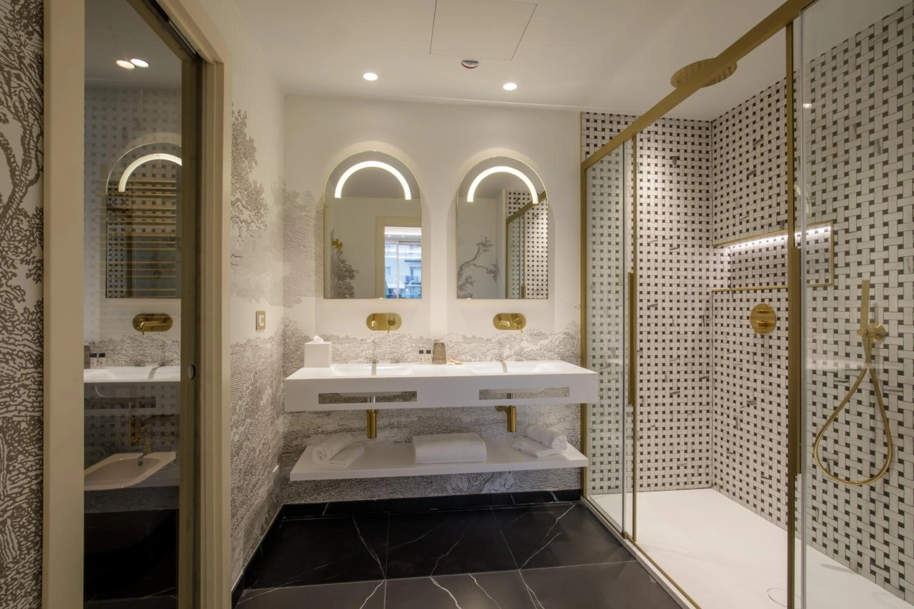 Shower in Ambasciatori Suite Hotel