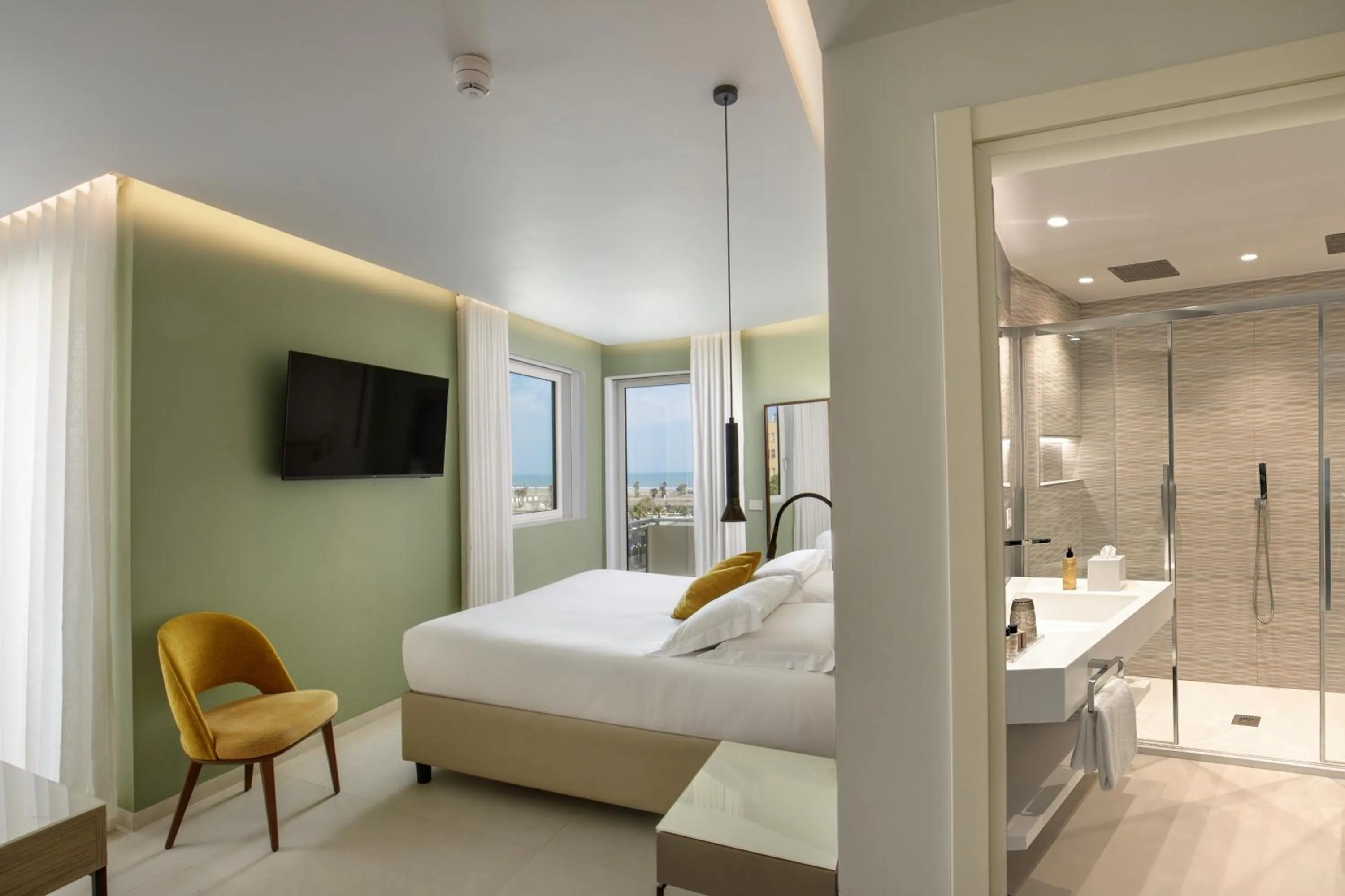 Bathroom, Bed in Ambasciatori Suite Hotel