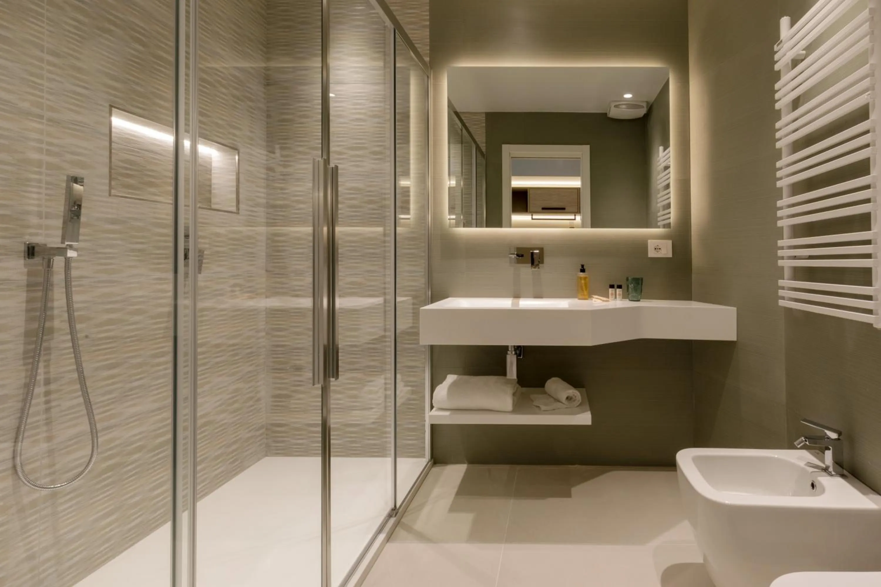 Shower in Ambasciatori Suite Hotel