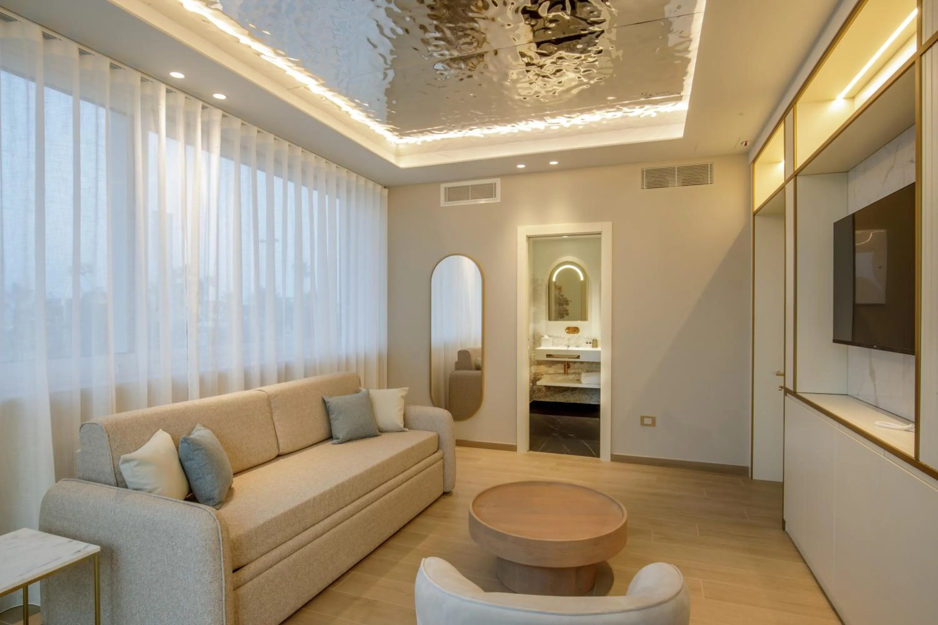 TV and multimedia in Ambasciatori Suite Hotel