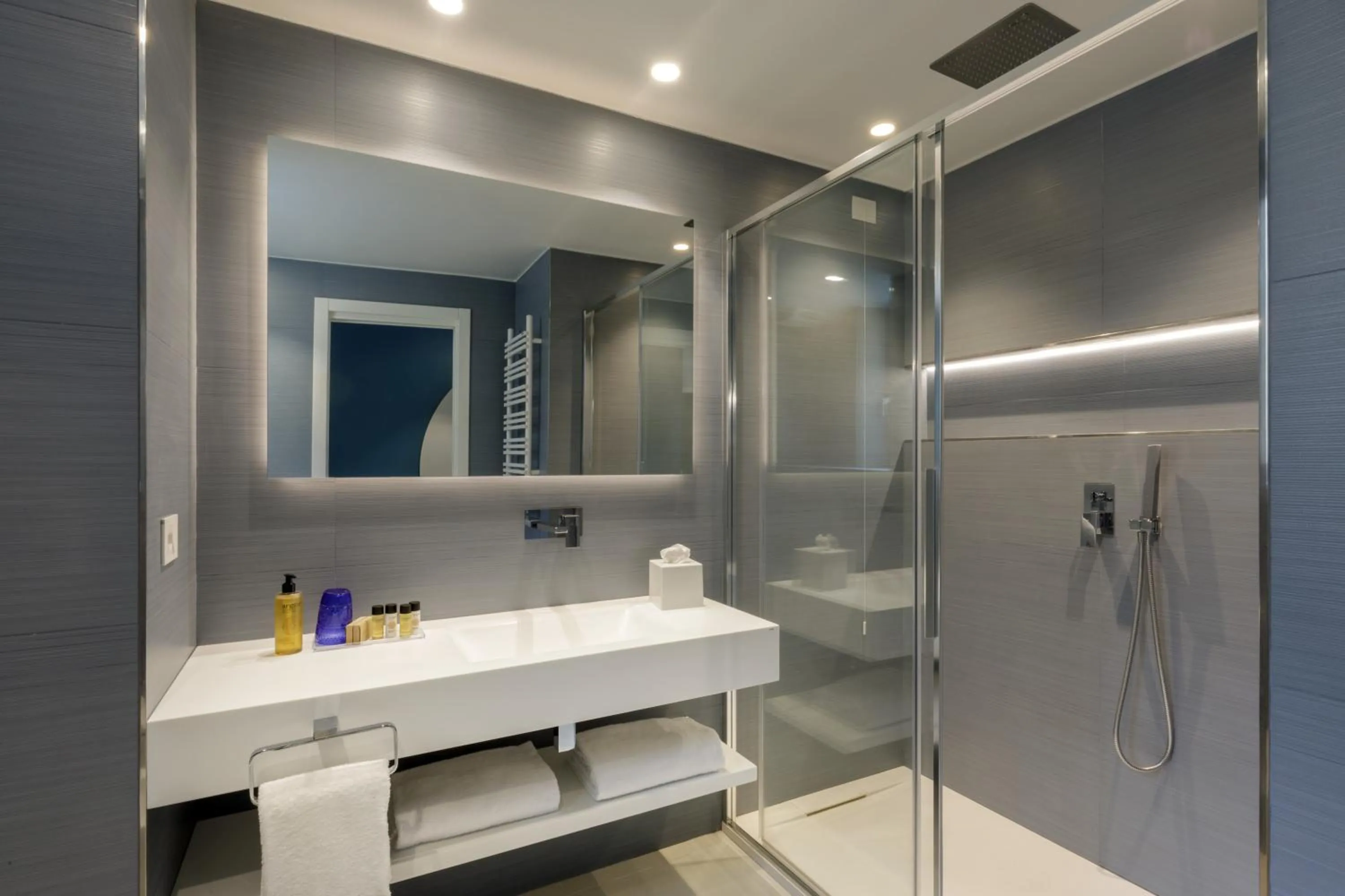 Shower in Ambasciatori Suite Hotel