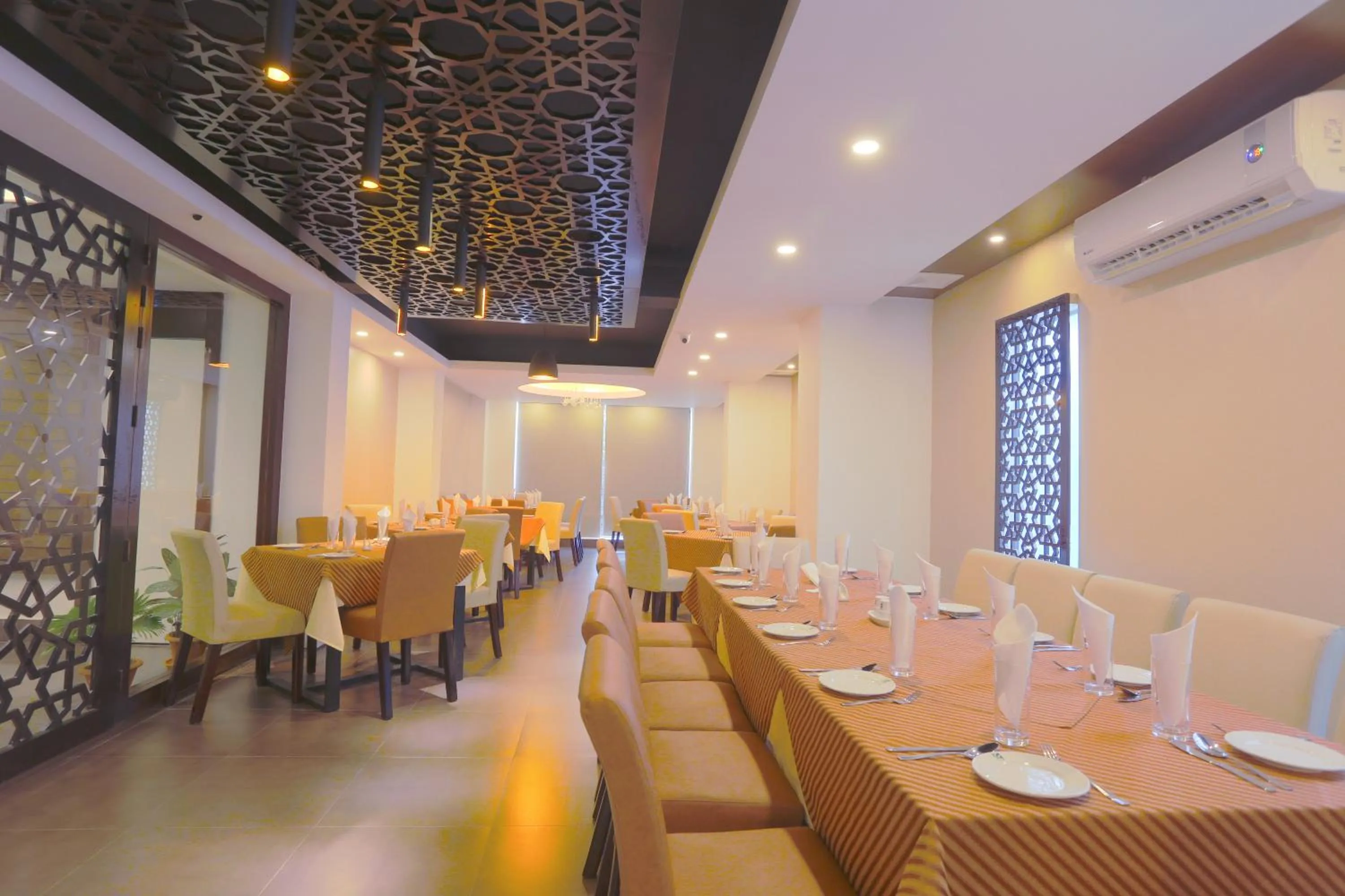 Restaurant/places to eat in Holy Inn Sylhet