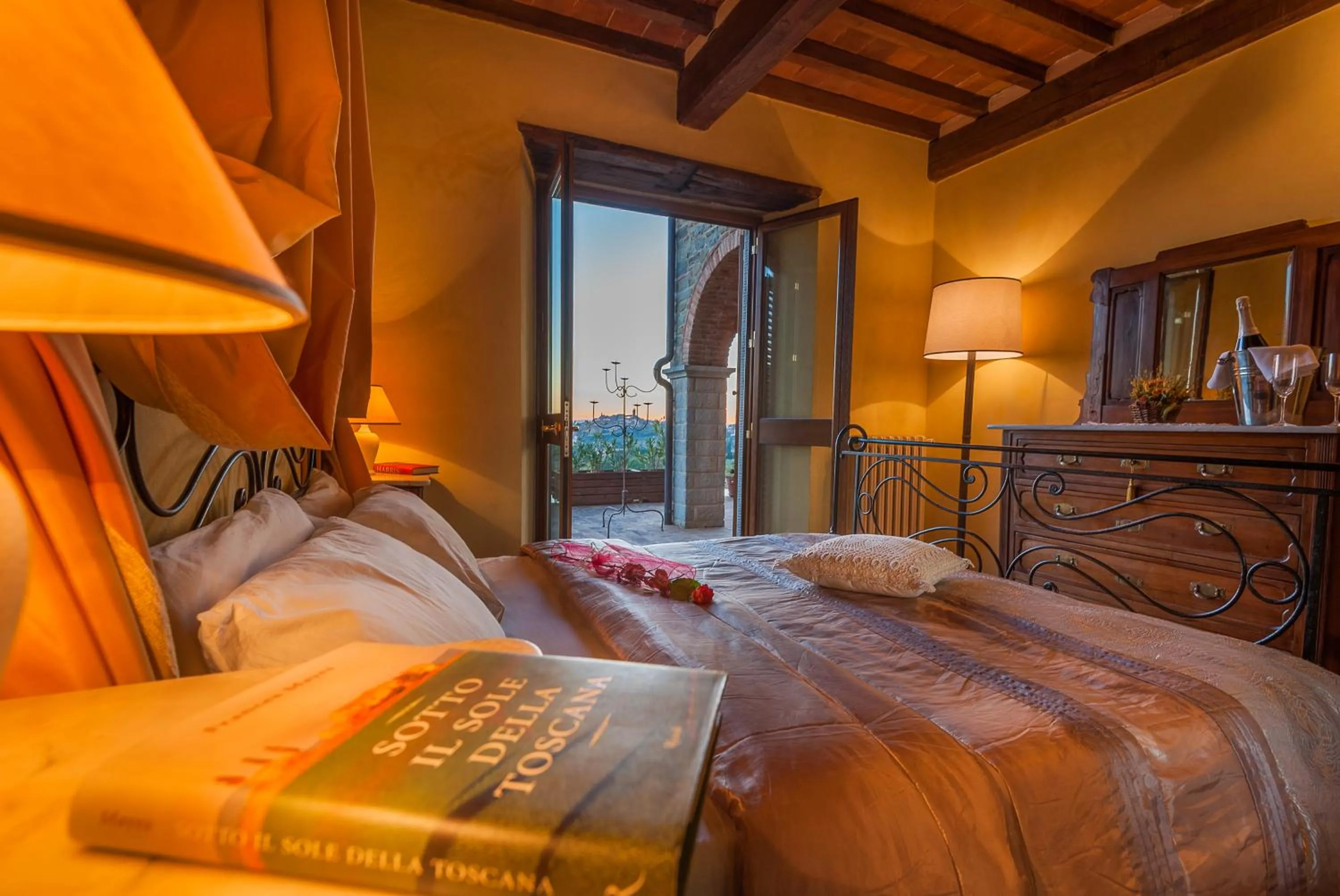Photo of the whole room, Bed in Villa Senaia