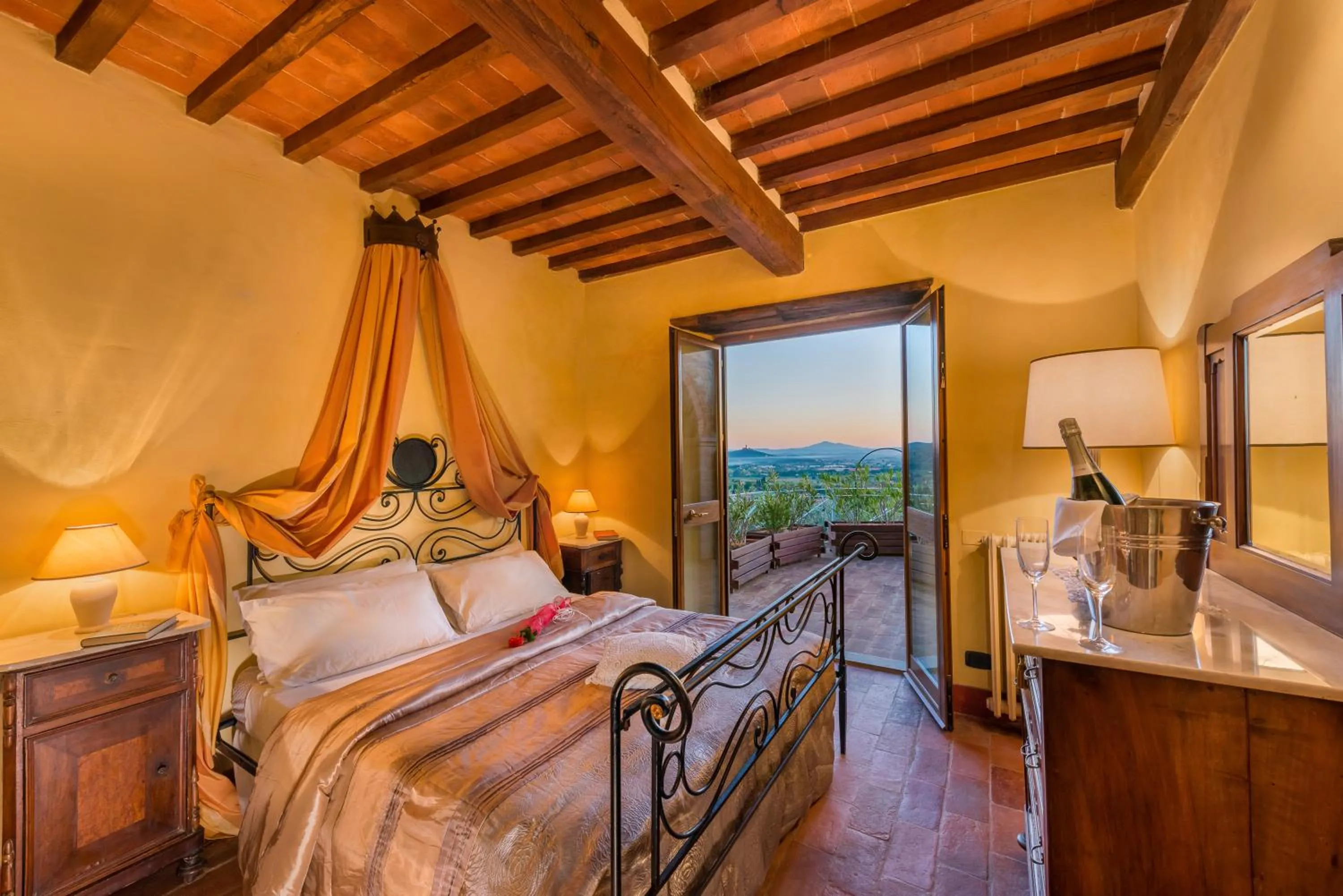 Photo of the whole room, Bed in Villa Senaia