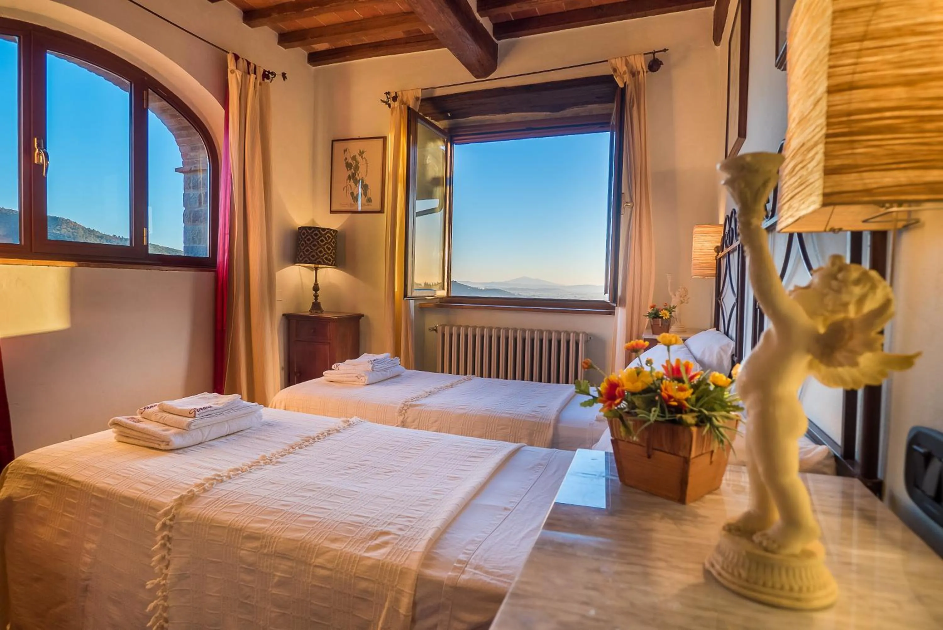 Photo of the whole room, Bed in Villa Senaia