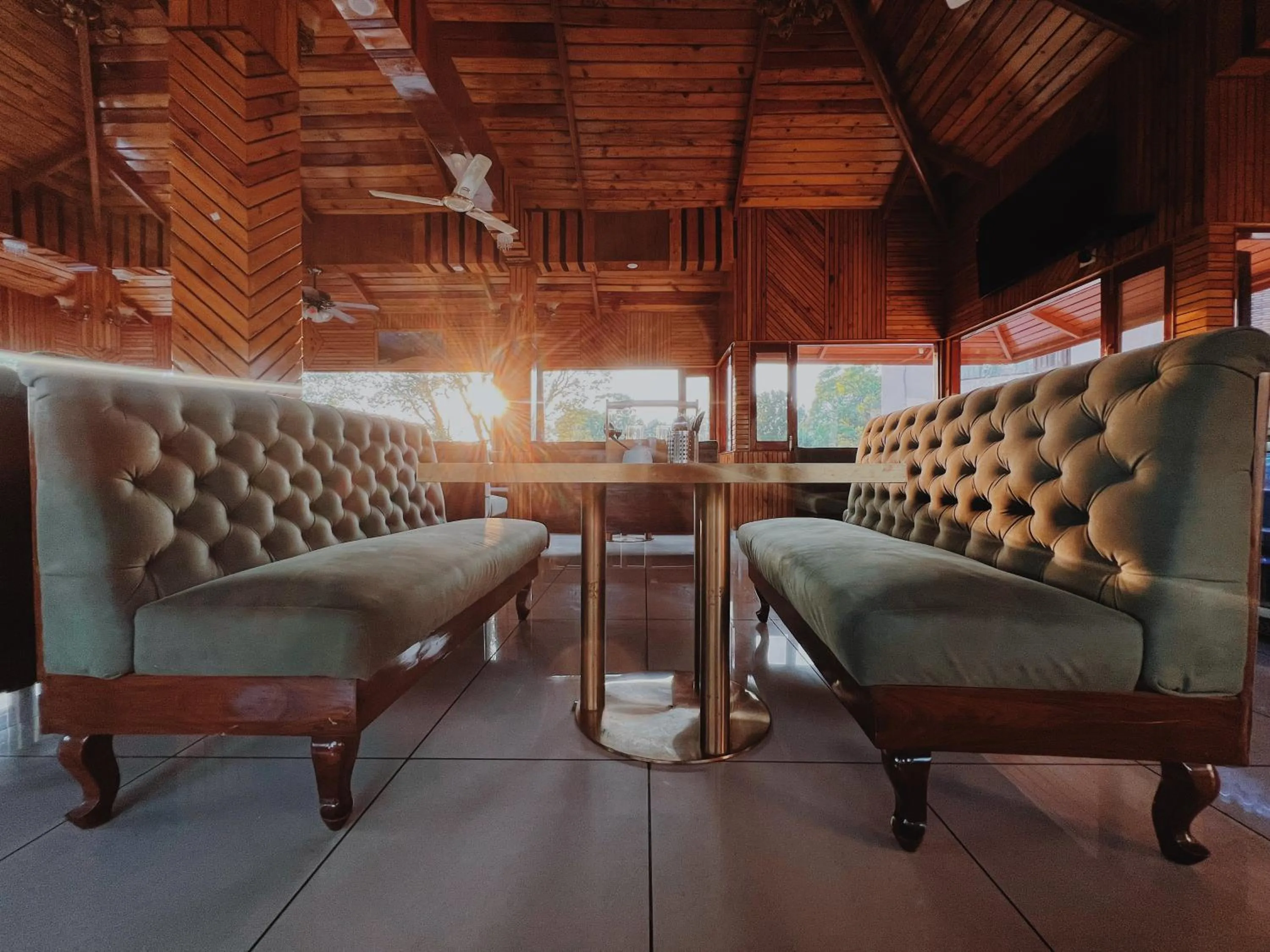 Restaurant/places to eat in Appas Hotel