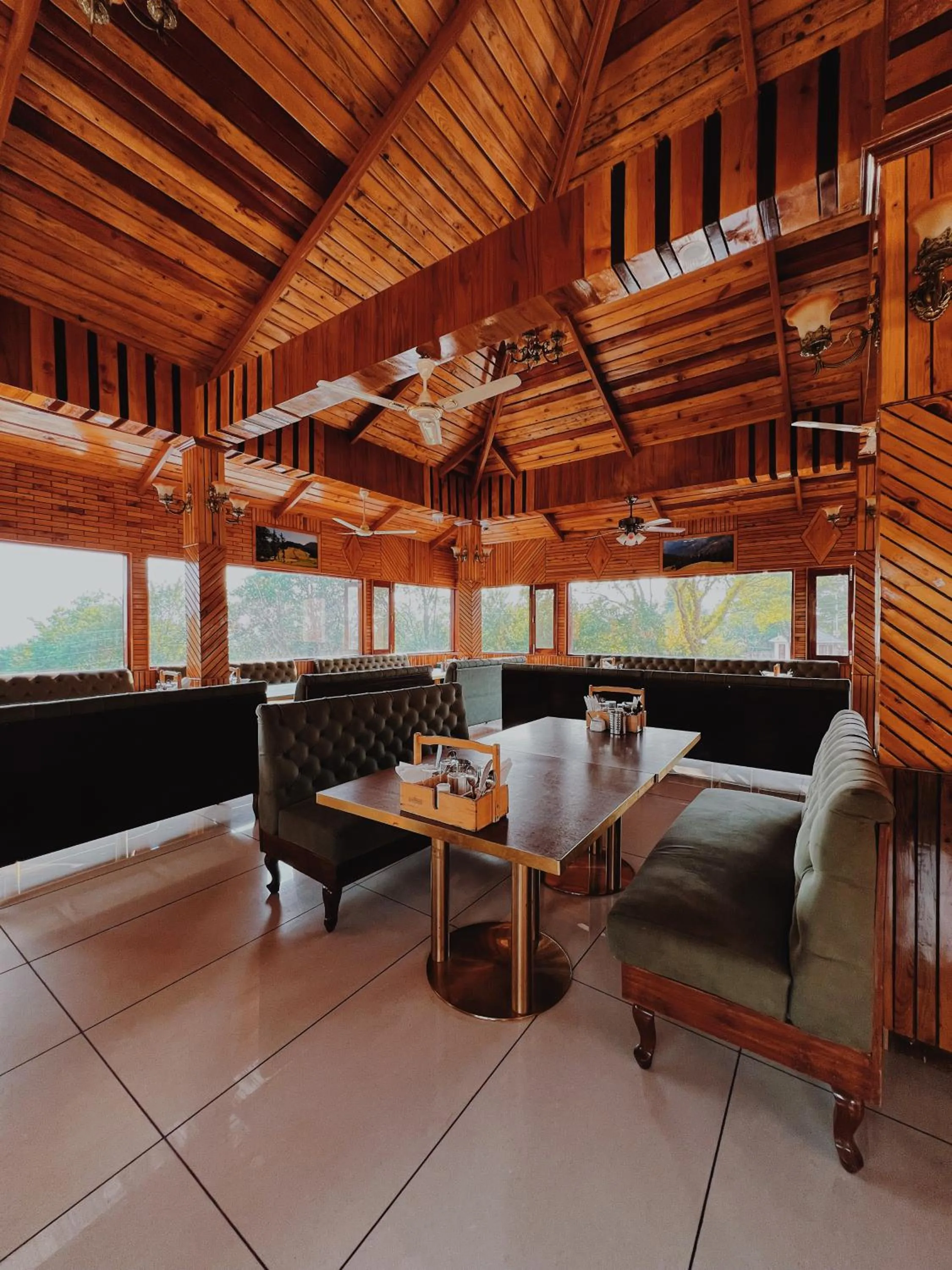 Restaurant/places to eat in Appas Hotel