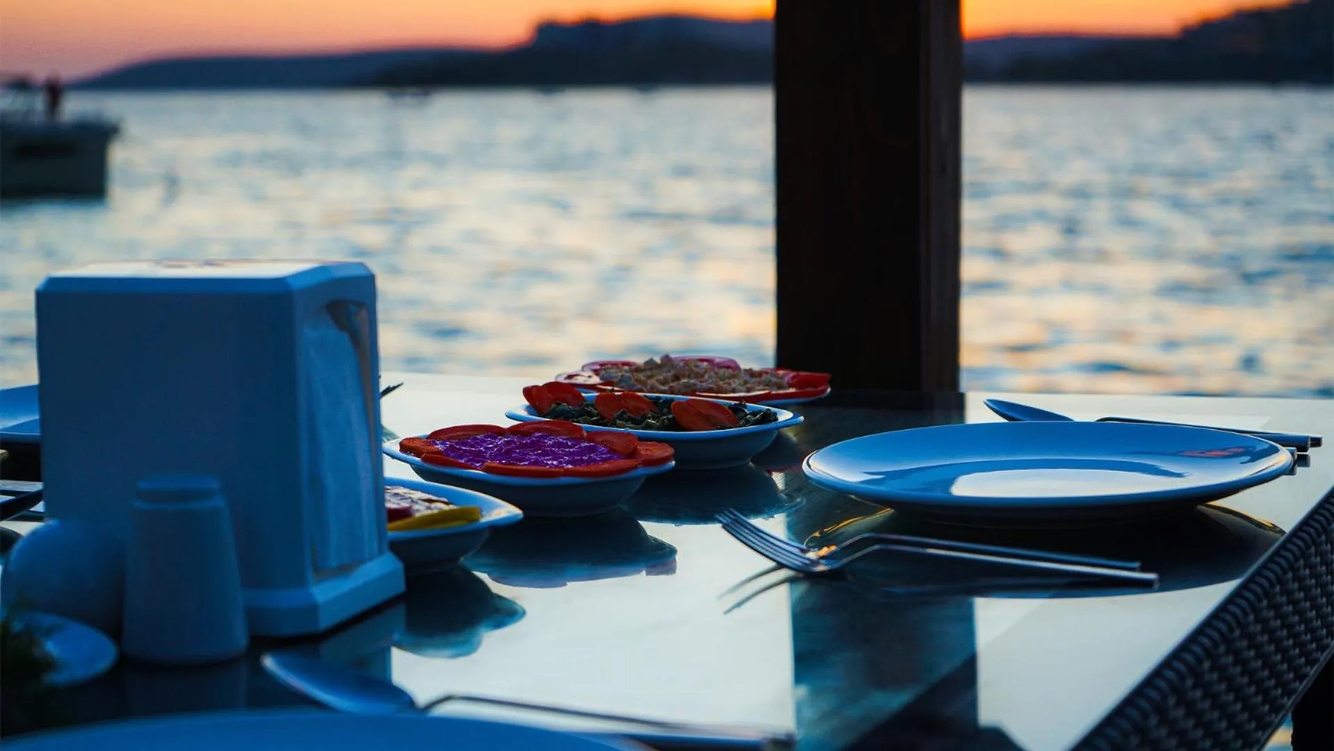 Food and drinks in Oscar Seaside Hotel & Spa