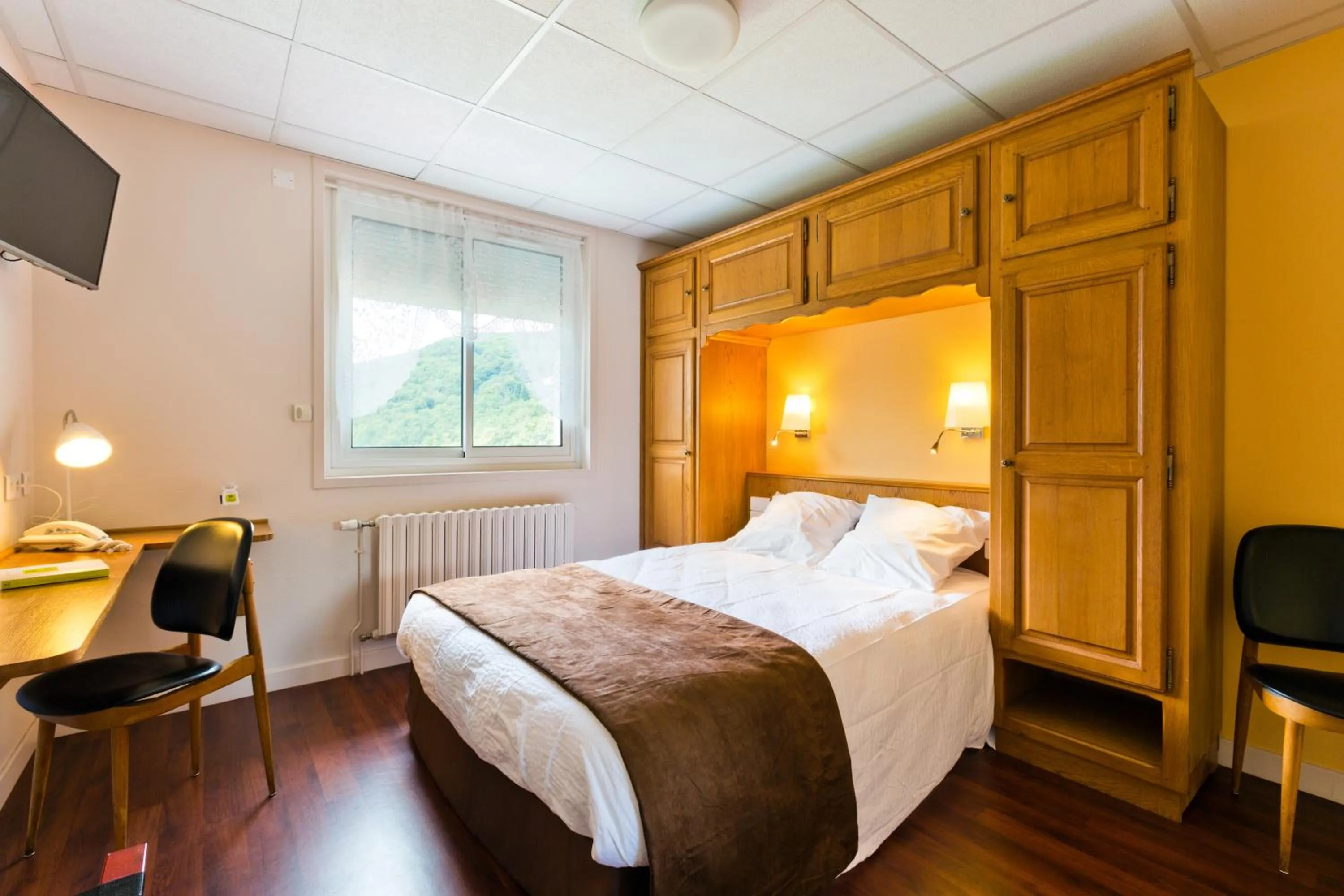 Bed in Logis Hôtel Belle Vue