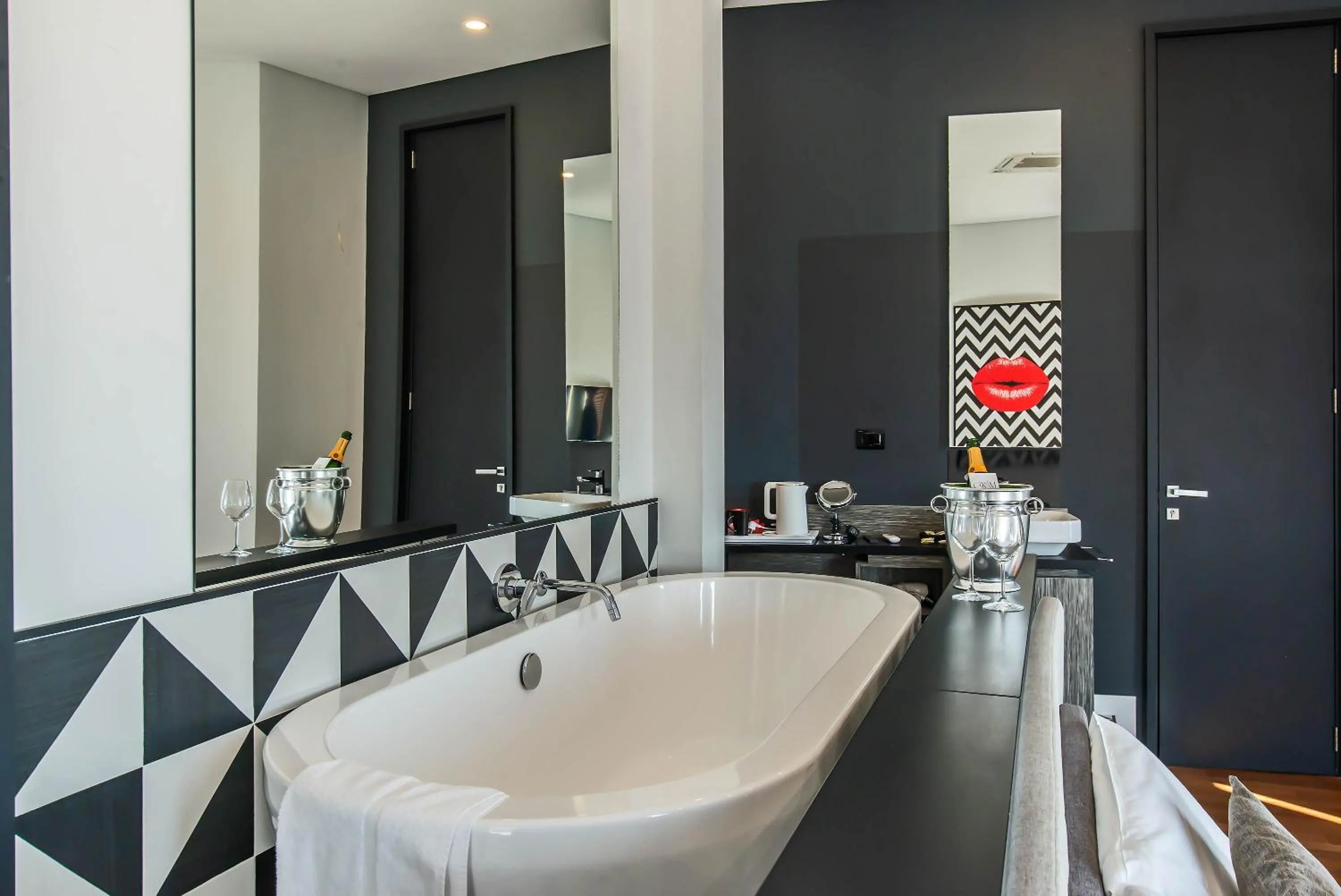 Photo of the whole room in Gram Suites