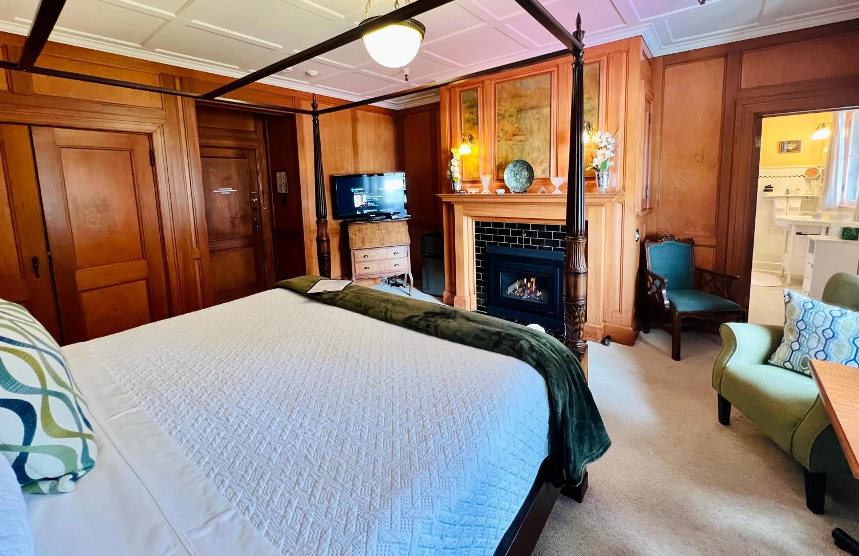 Photo of the whole room, Bed in The Latch Inn