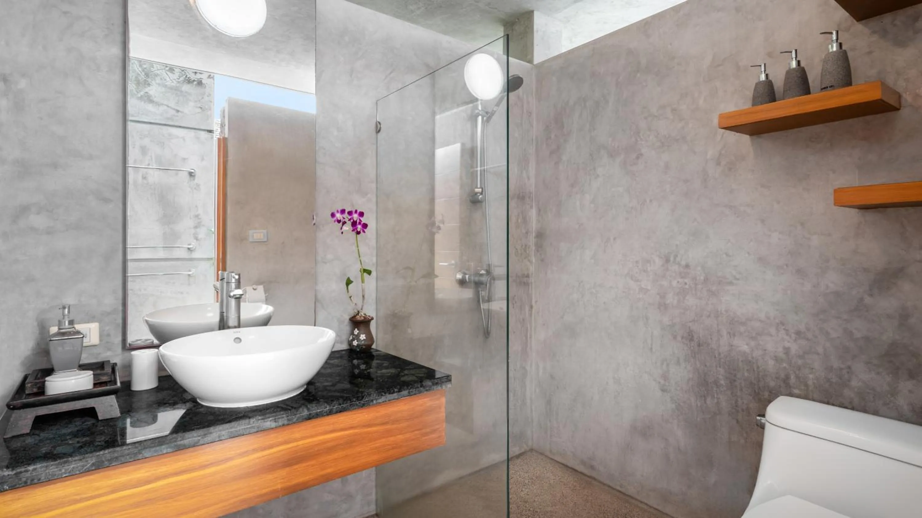 Shower in Villa Lomchoy