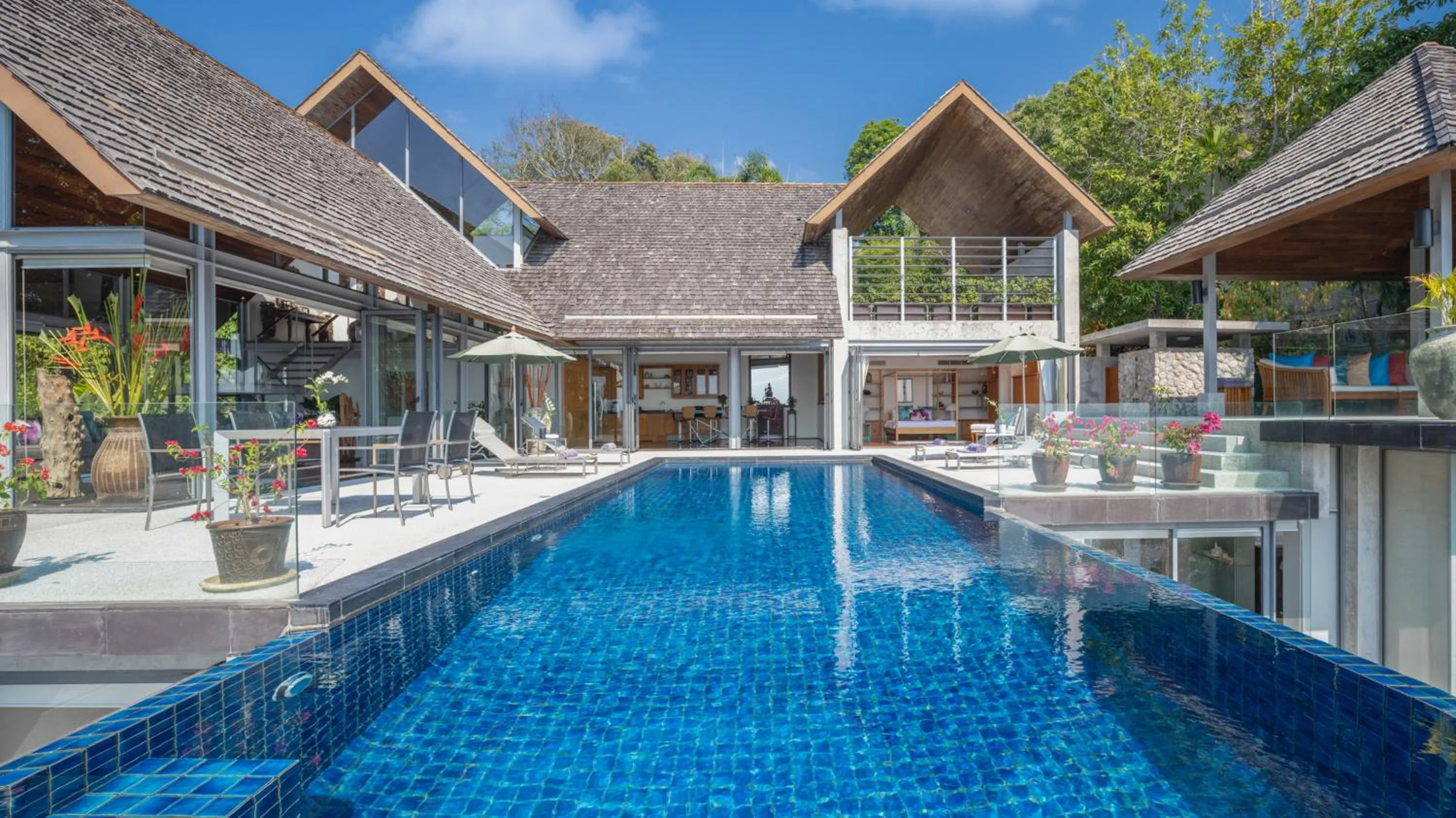 Property building in Villa Lomchoy