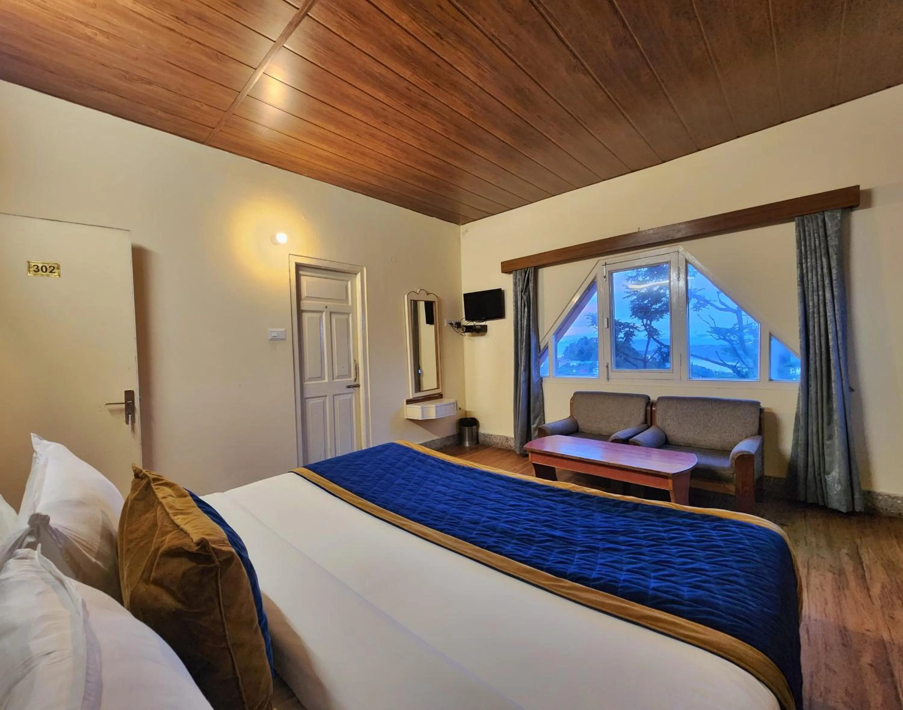 Bed in The Ashoka Inn 300mts walkable from Mall Road