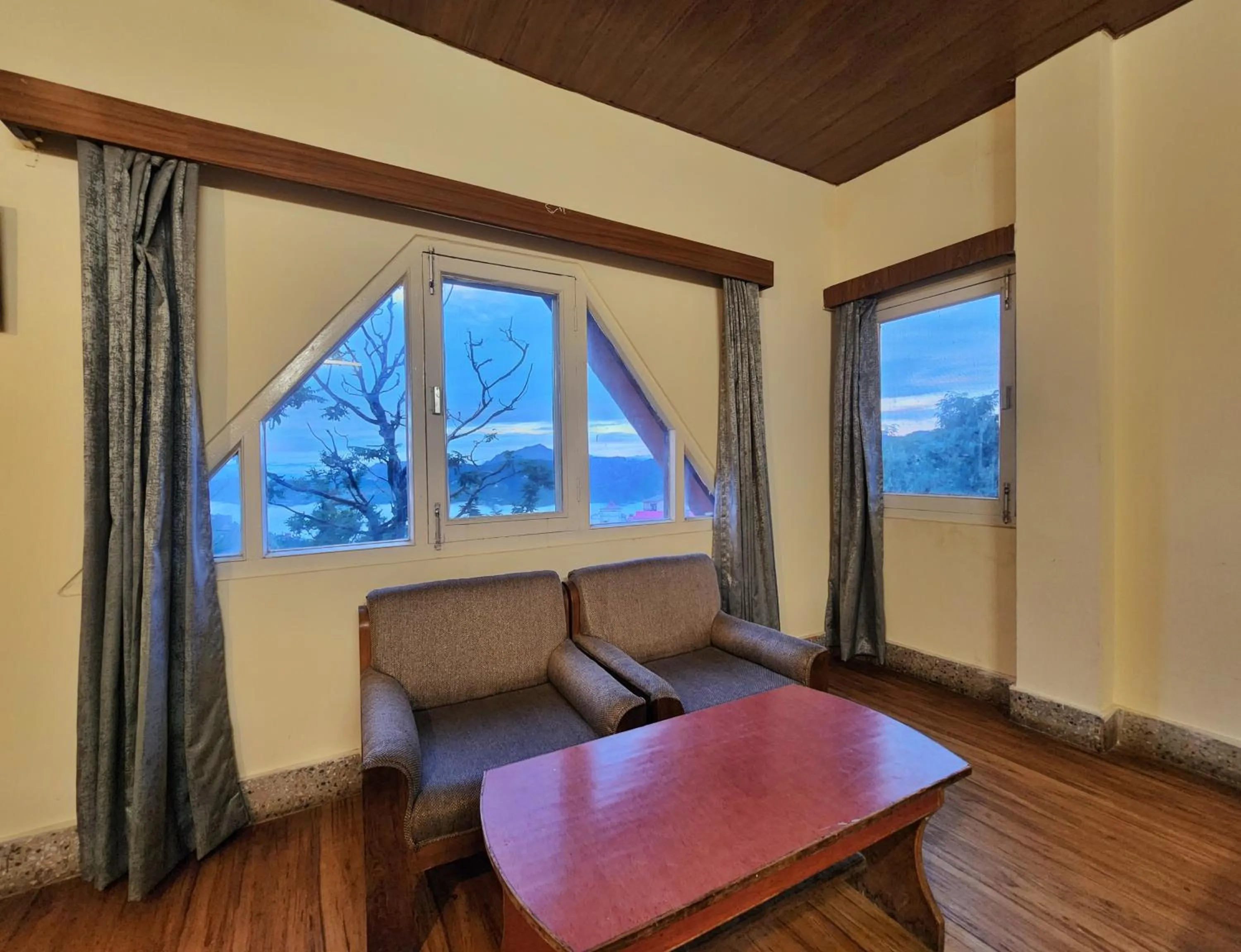 The Ashoka Inn 300mts walkable from Mall Road