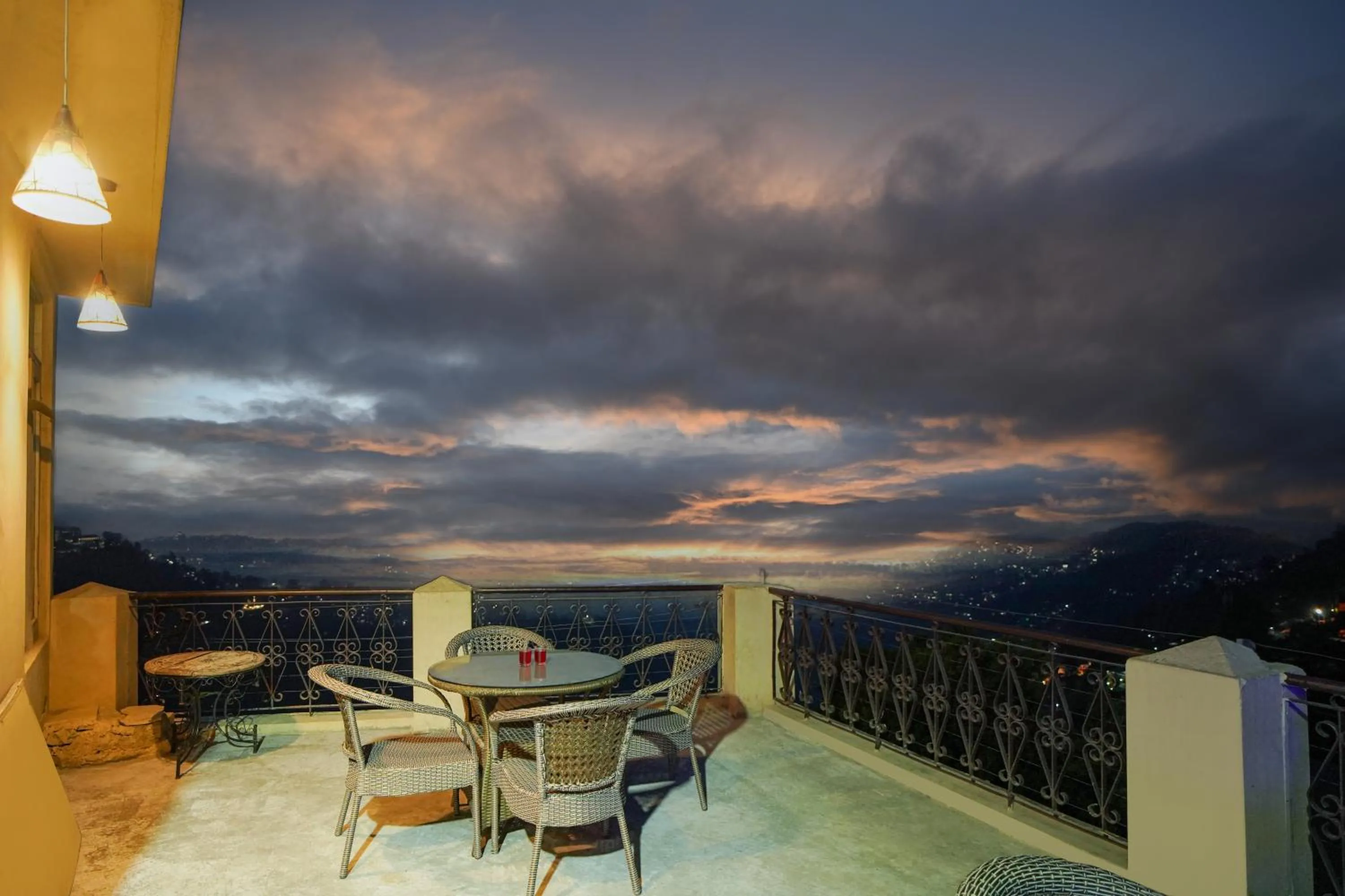 The Ashoka Inn 300mts walkable from Mall Road