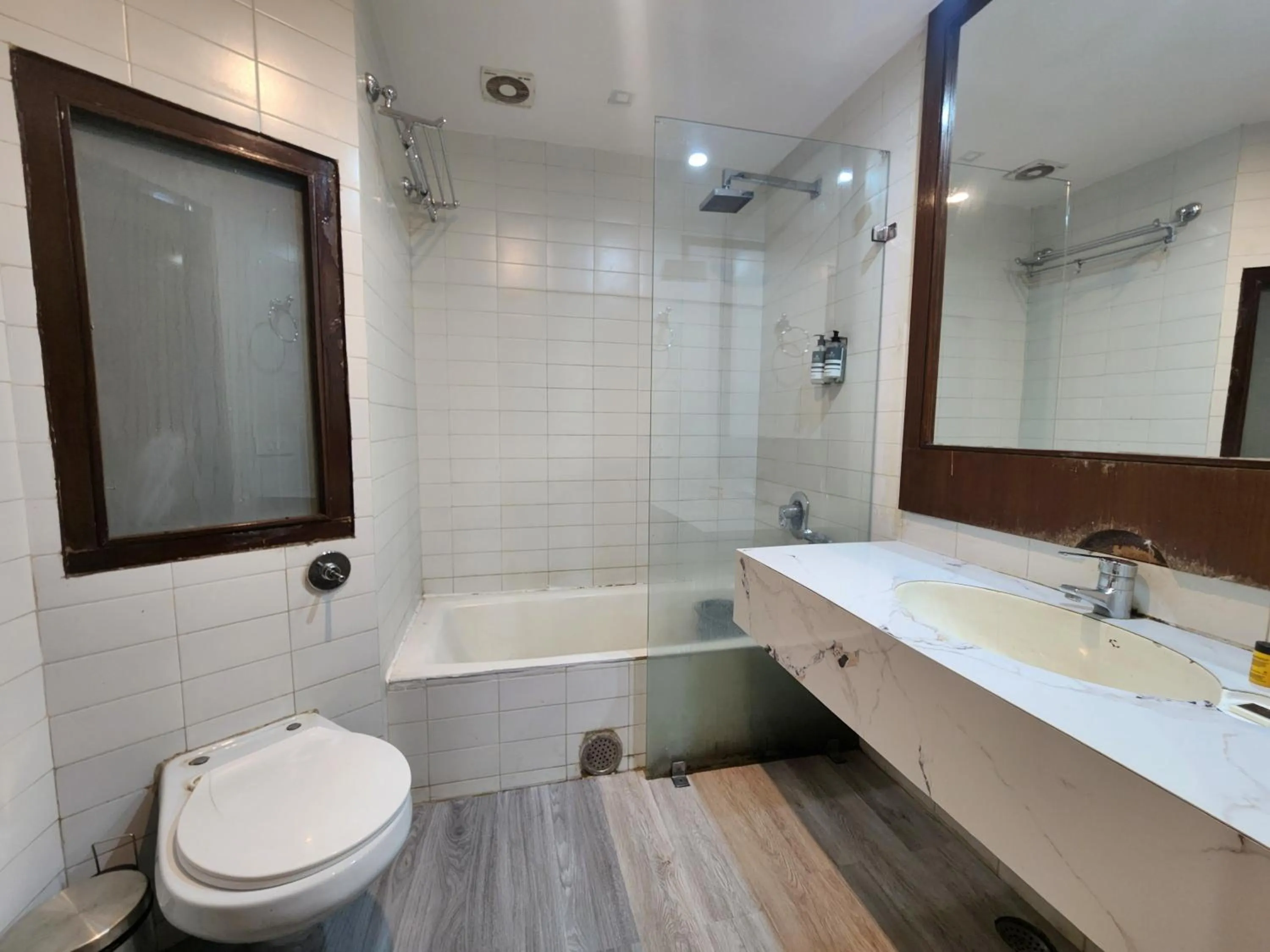 The Ashoka Inn 300mts walkable from Mall Road