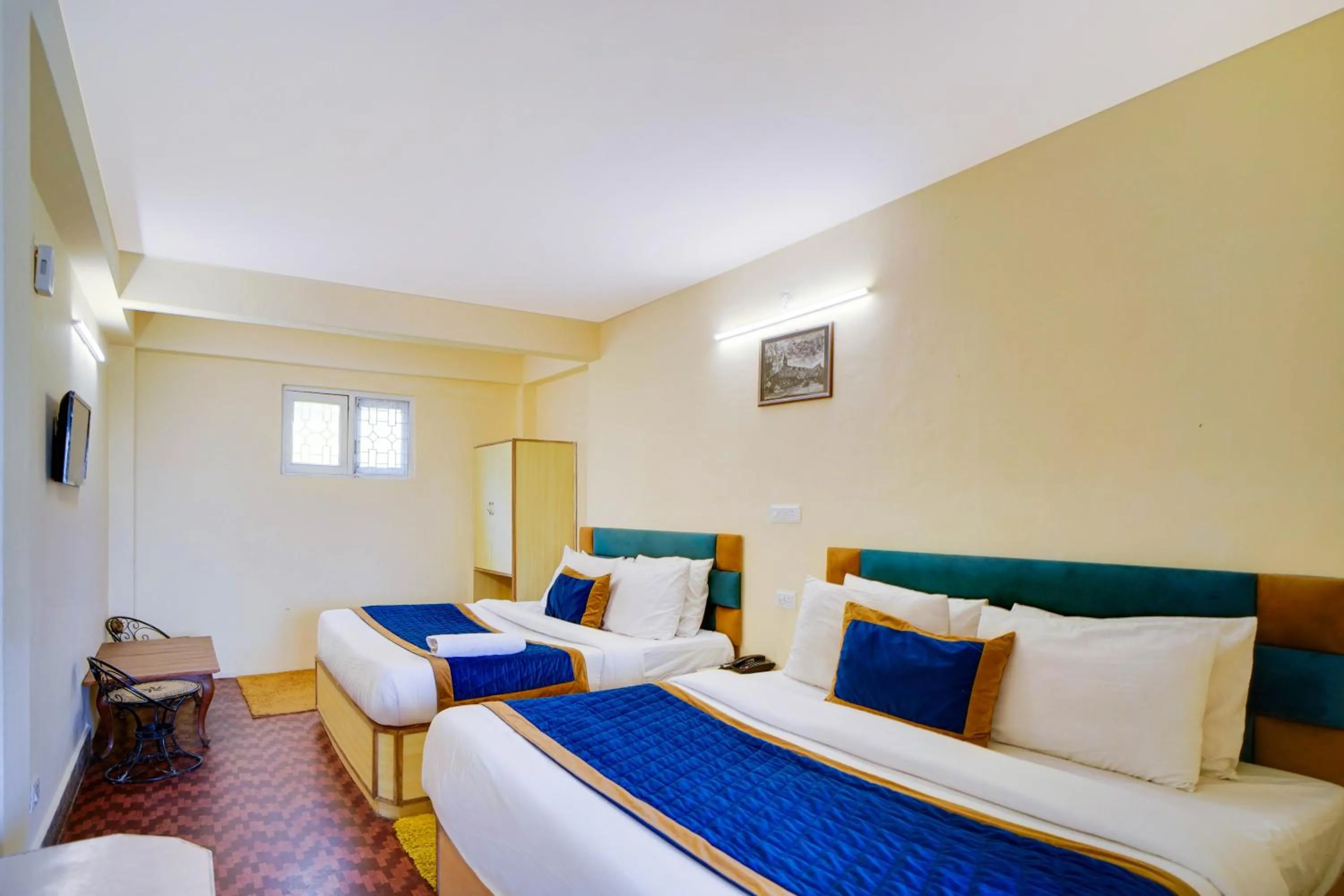 Bed in The Ashoka Inn 300mts walkable from Mall Road