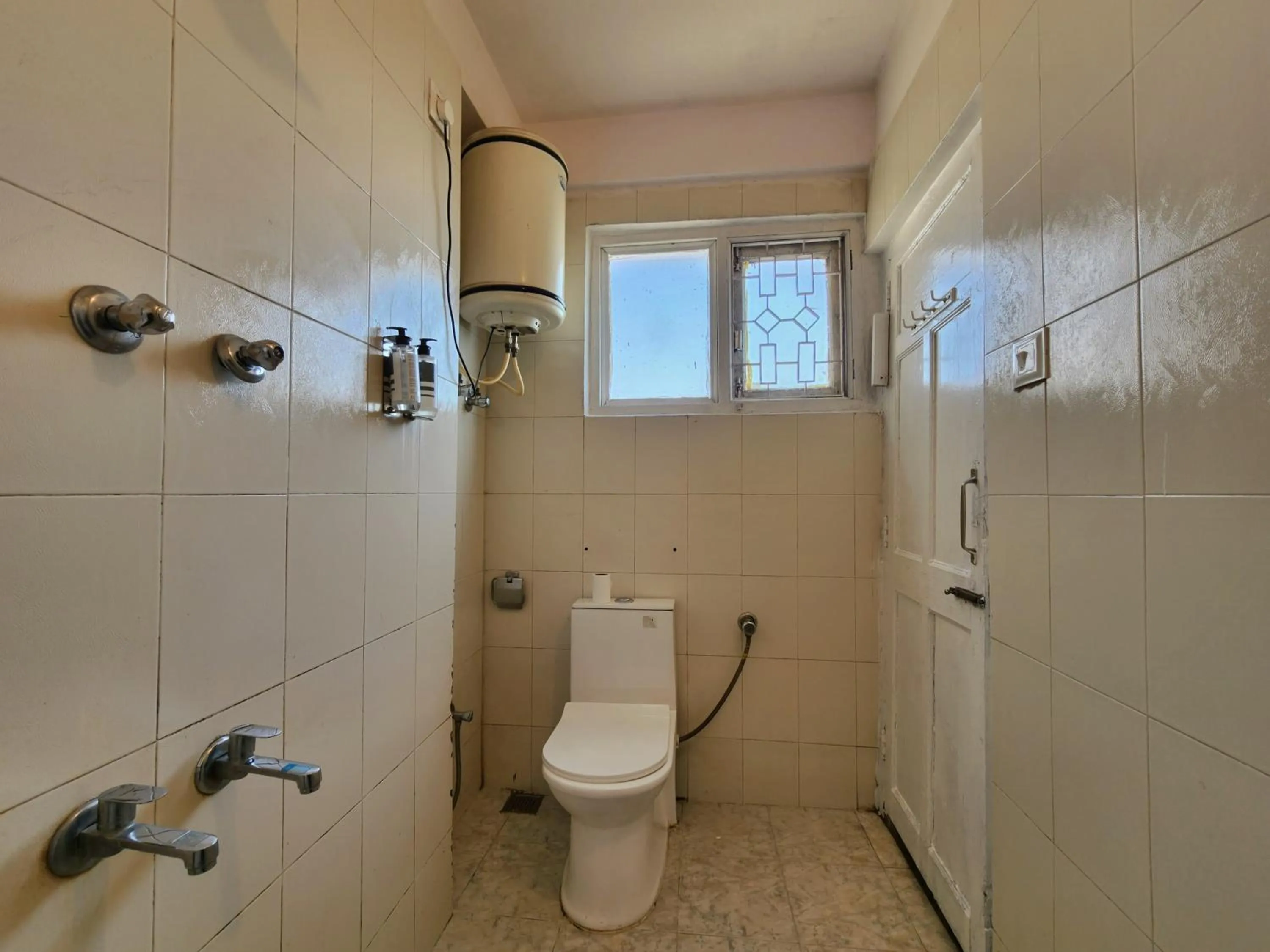 The Ashoka Inn 300mts walkable from Mall Road