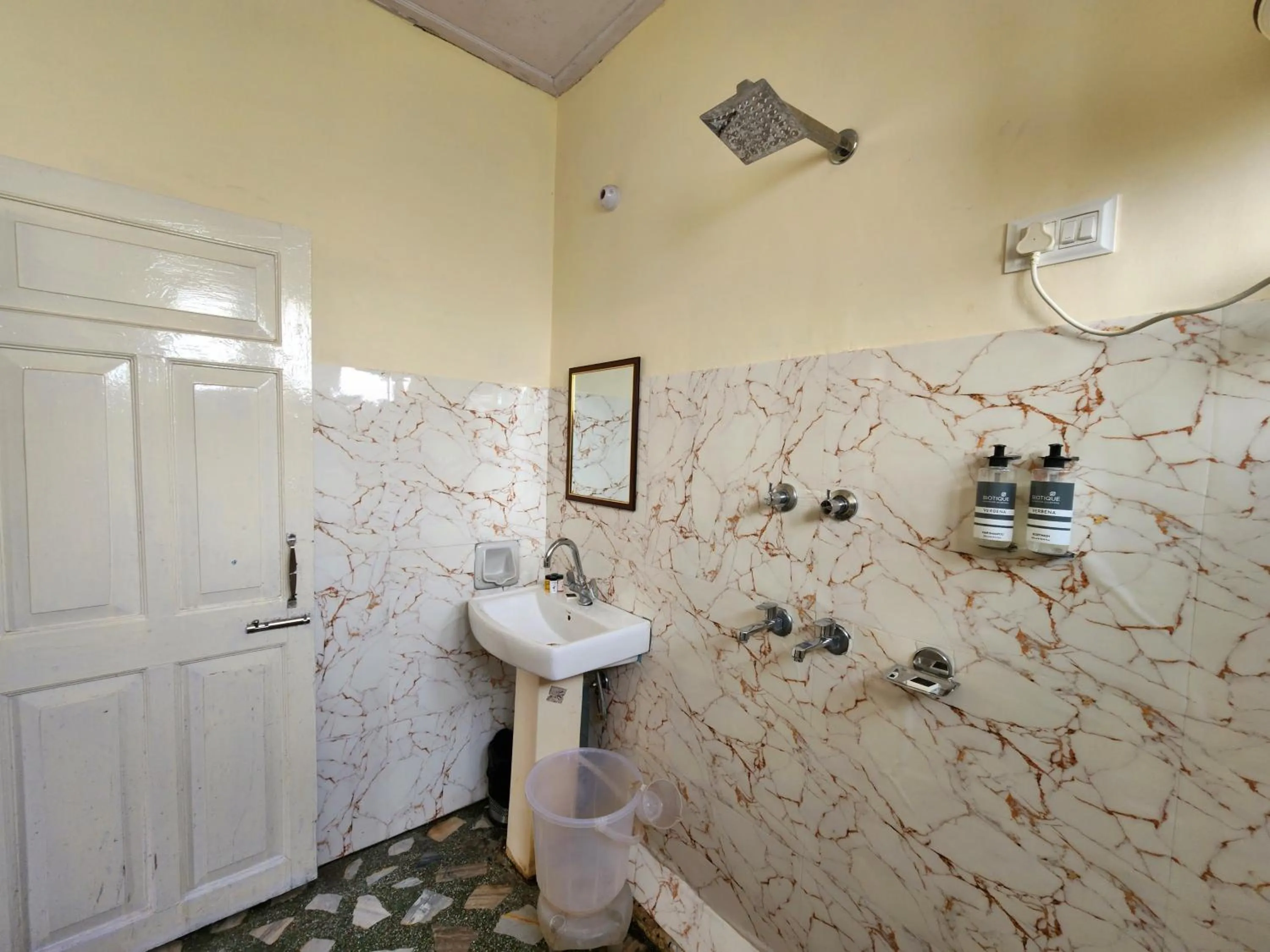 The Ashoka Inn 300mts walkable from Mall Road