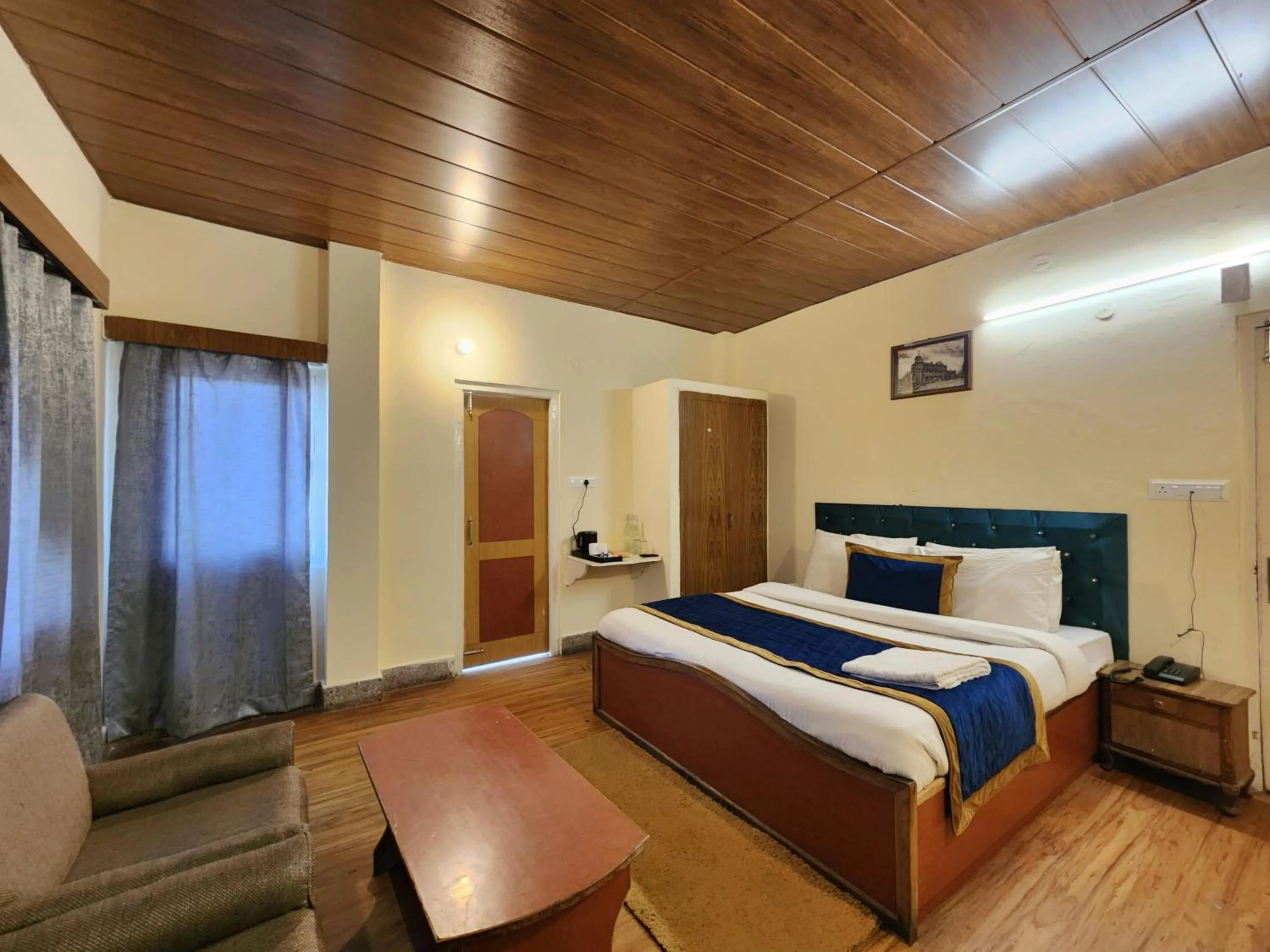 Bed in The Ashoka Inn 300mts walkable from Mall Road