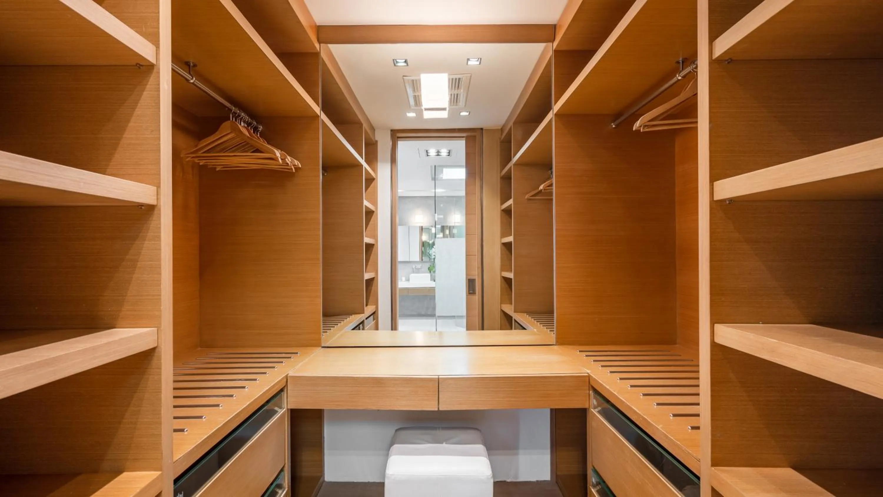 wardrobe in Villa Saengootsa