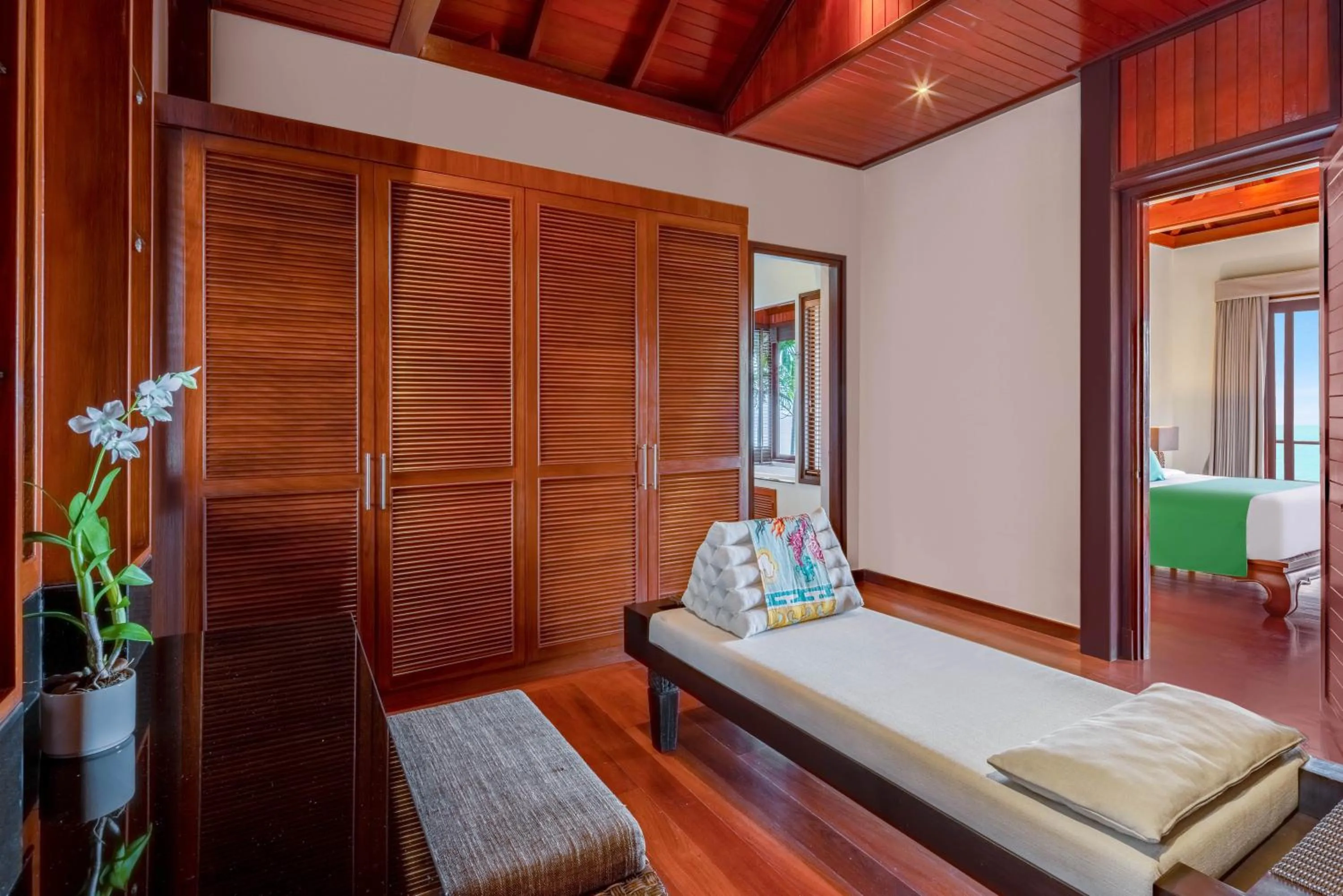 wardrobe, Bed in Villa Horizon