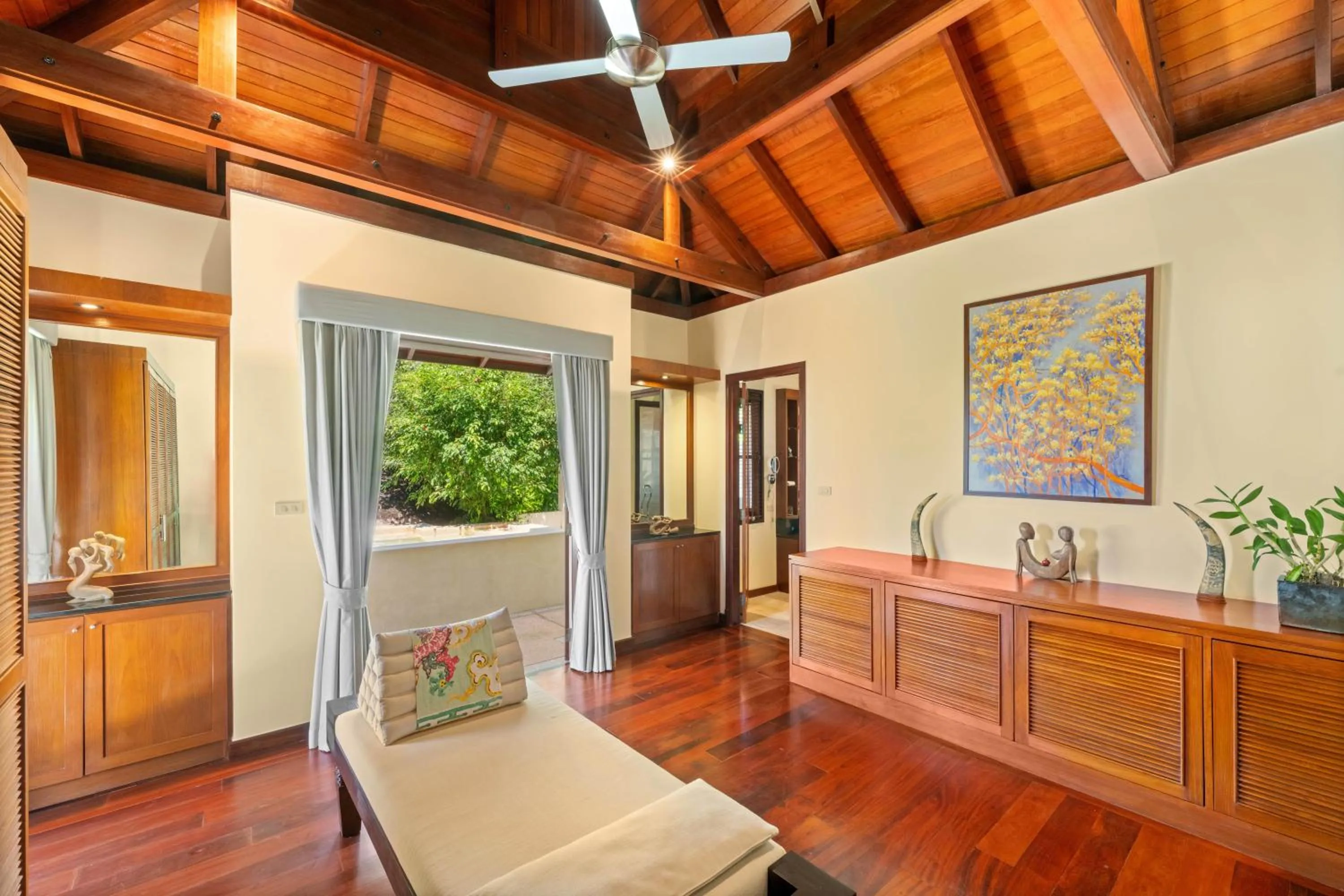 wardrobe in Villa Horizon