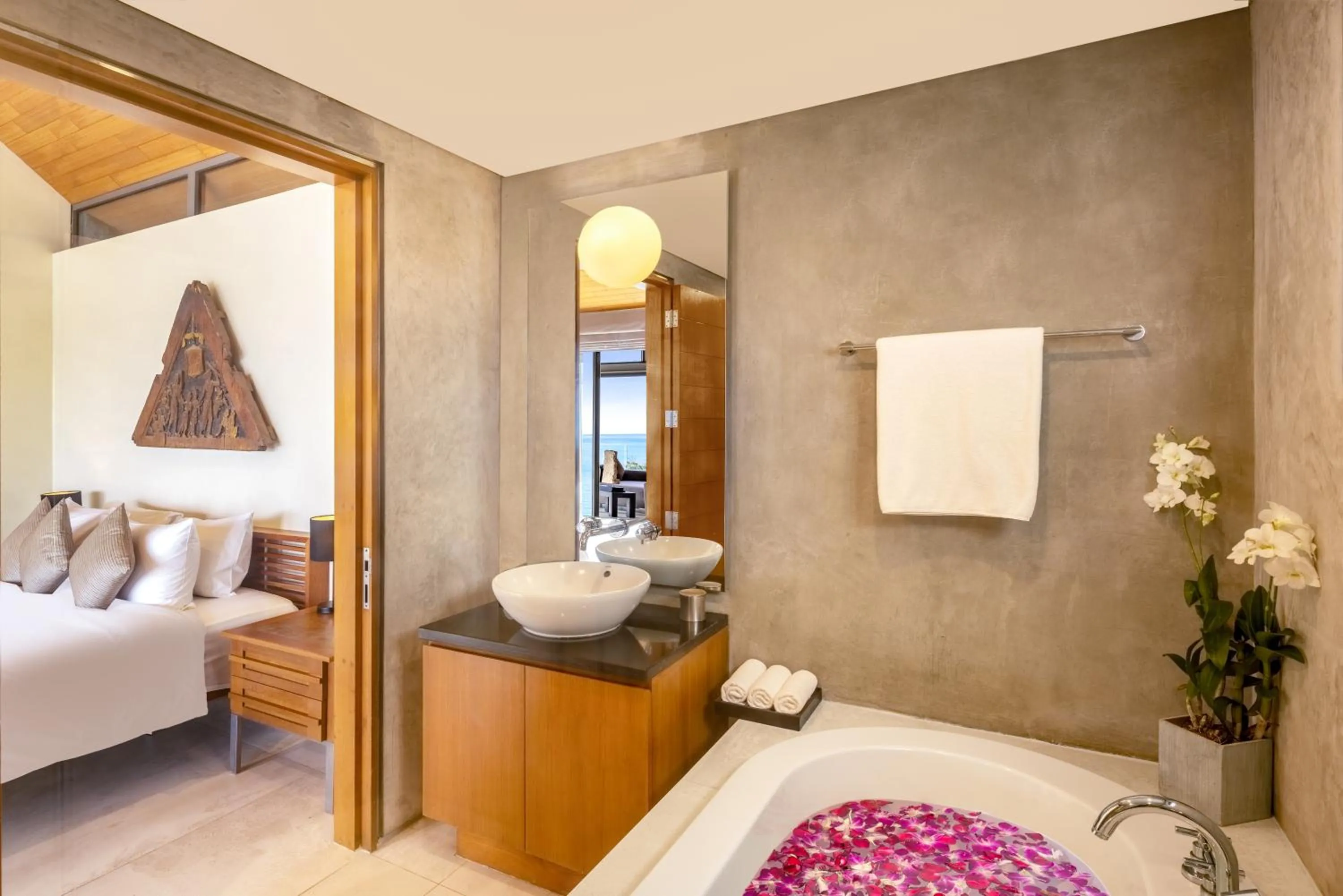 Bathroom, Bed in Villa Benyasiri