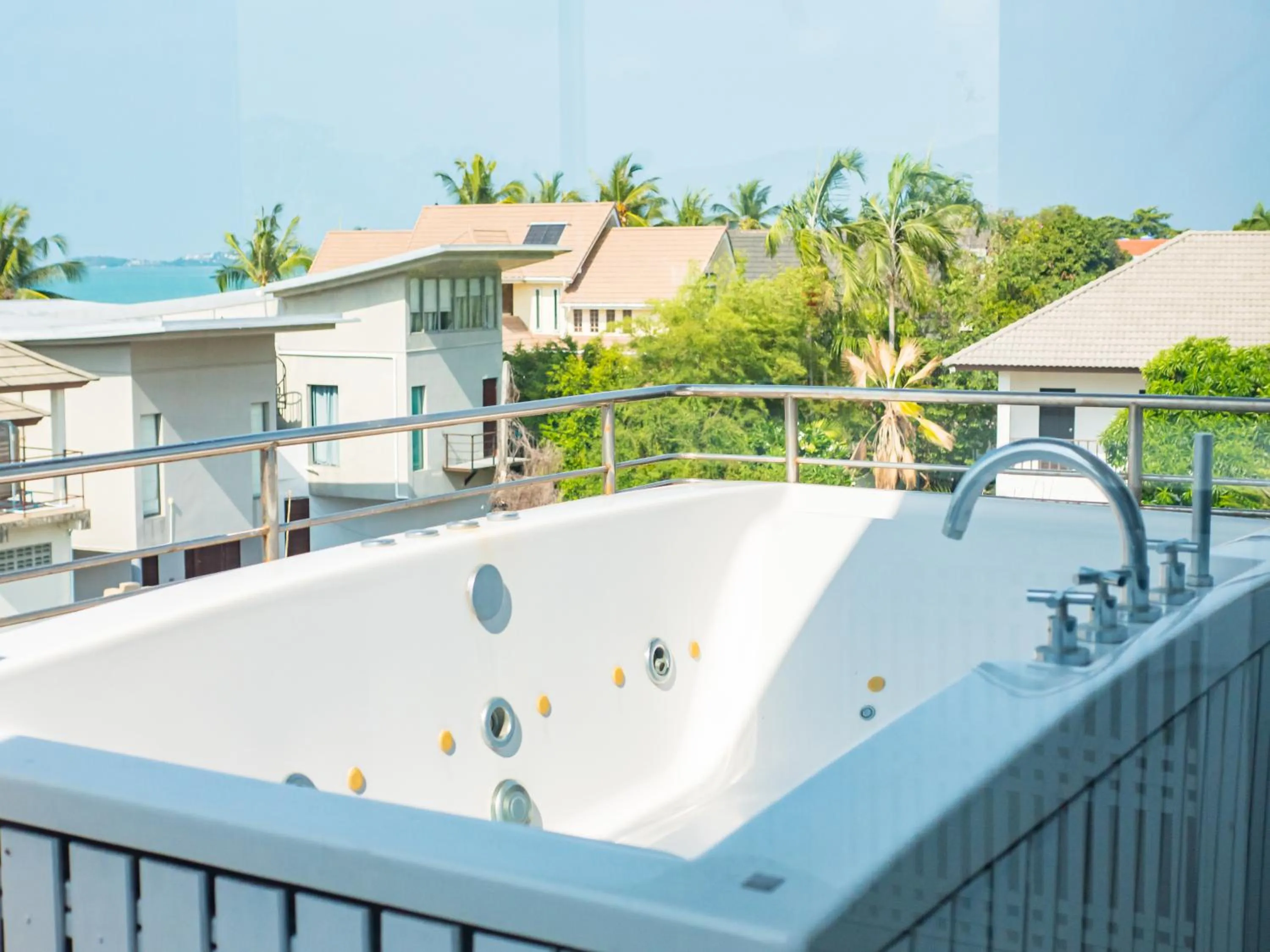 Day in Lemon House apartment