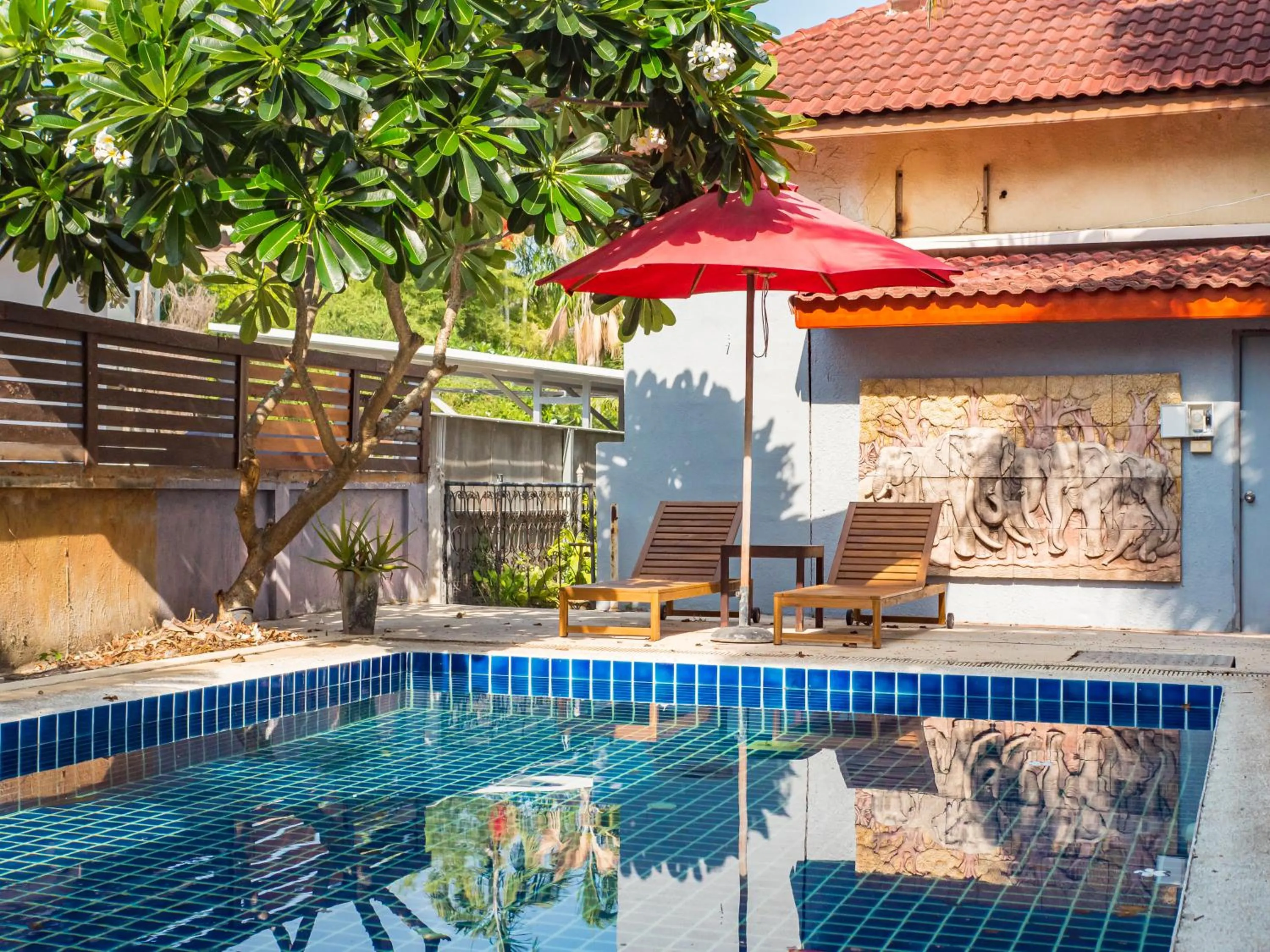 Pool view in Lemon House apartment