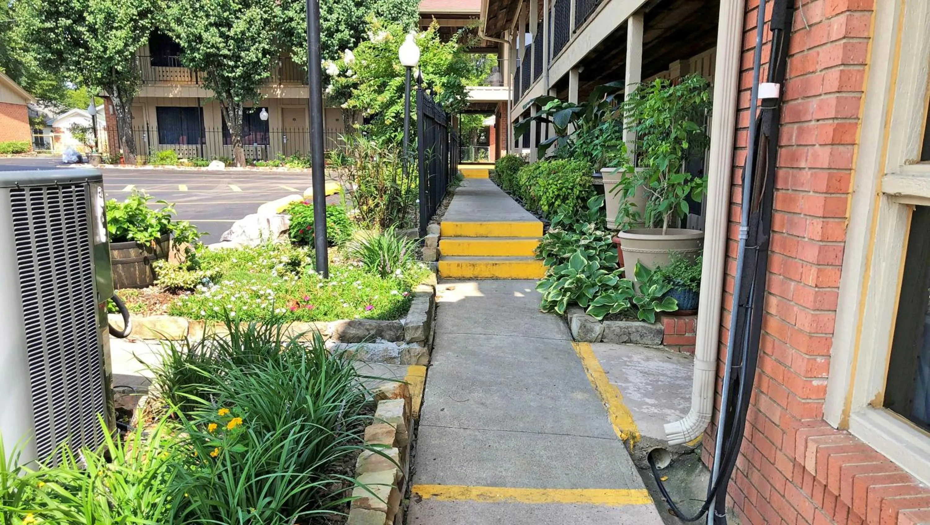 Charles Wesley Motor Lodge Downtown Broken Bow- Hochatown