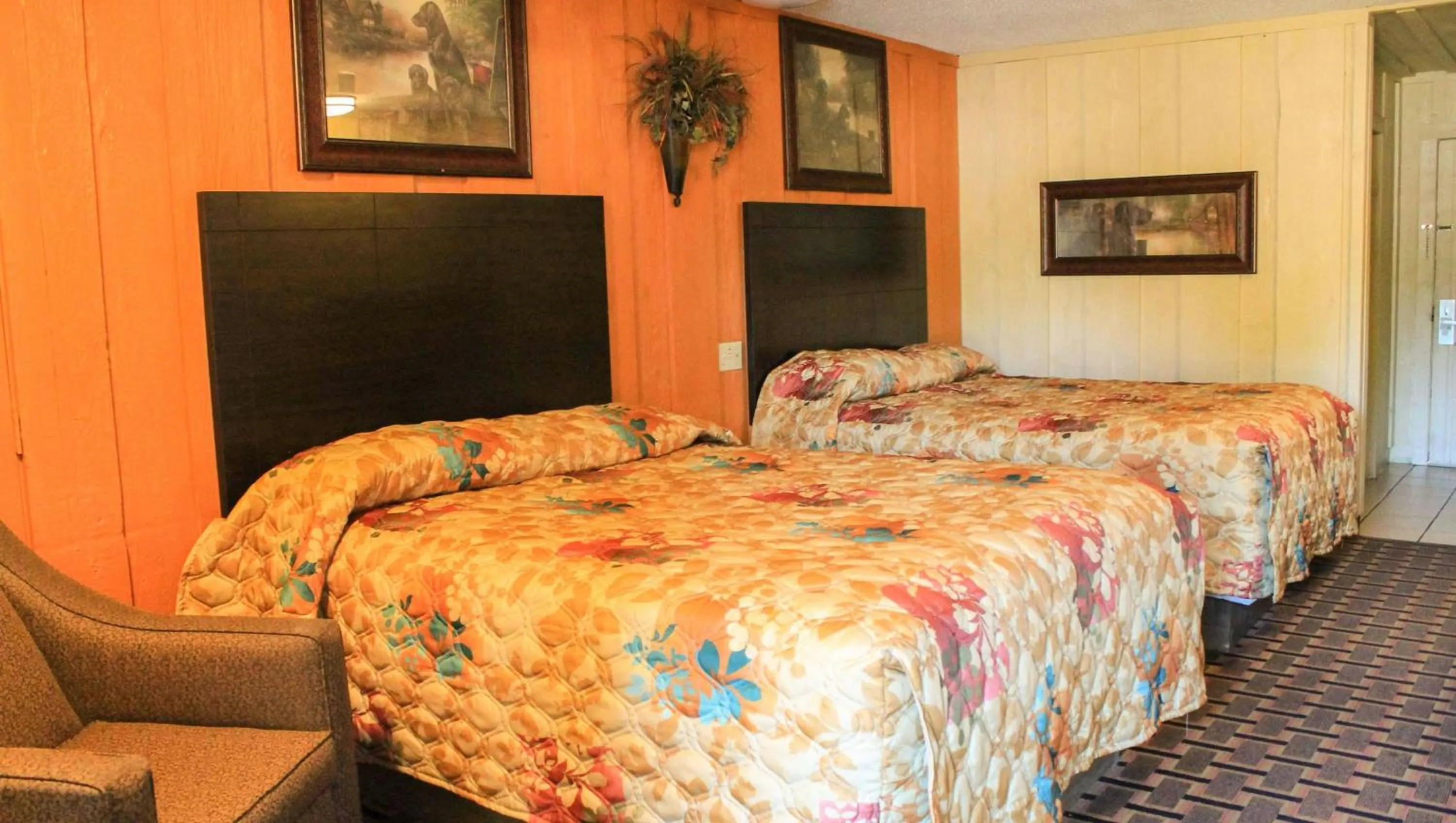 Bed in Charles Wesley Motor Lodge Downtown Broken Bow- Hochatown